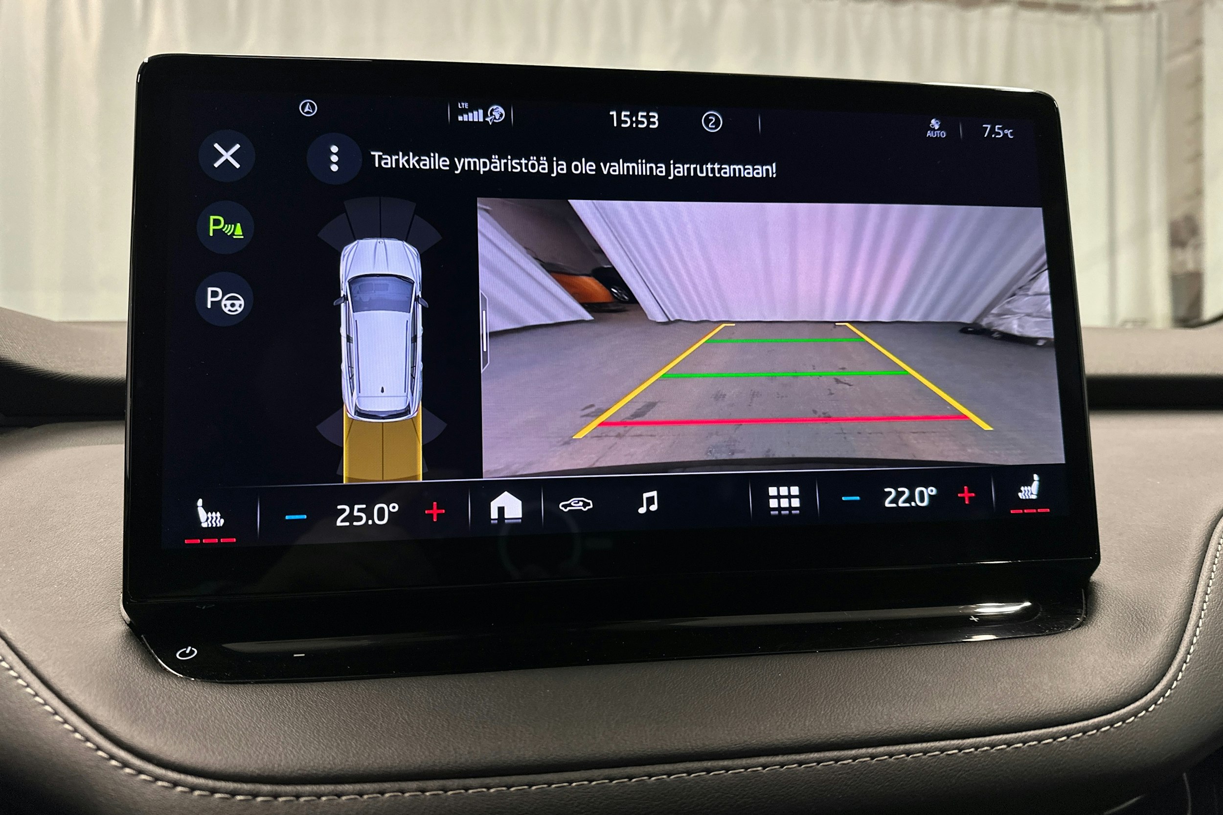 musta Skoda Enyaq 2022 kuva 18.