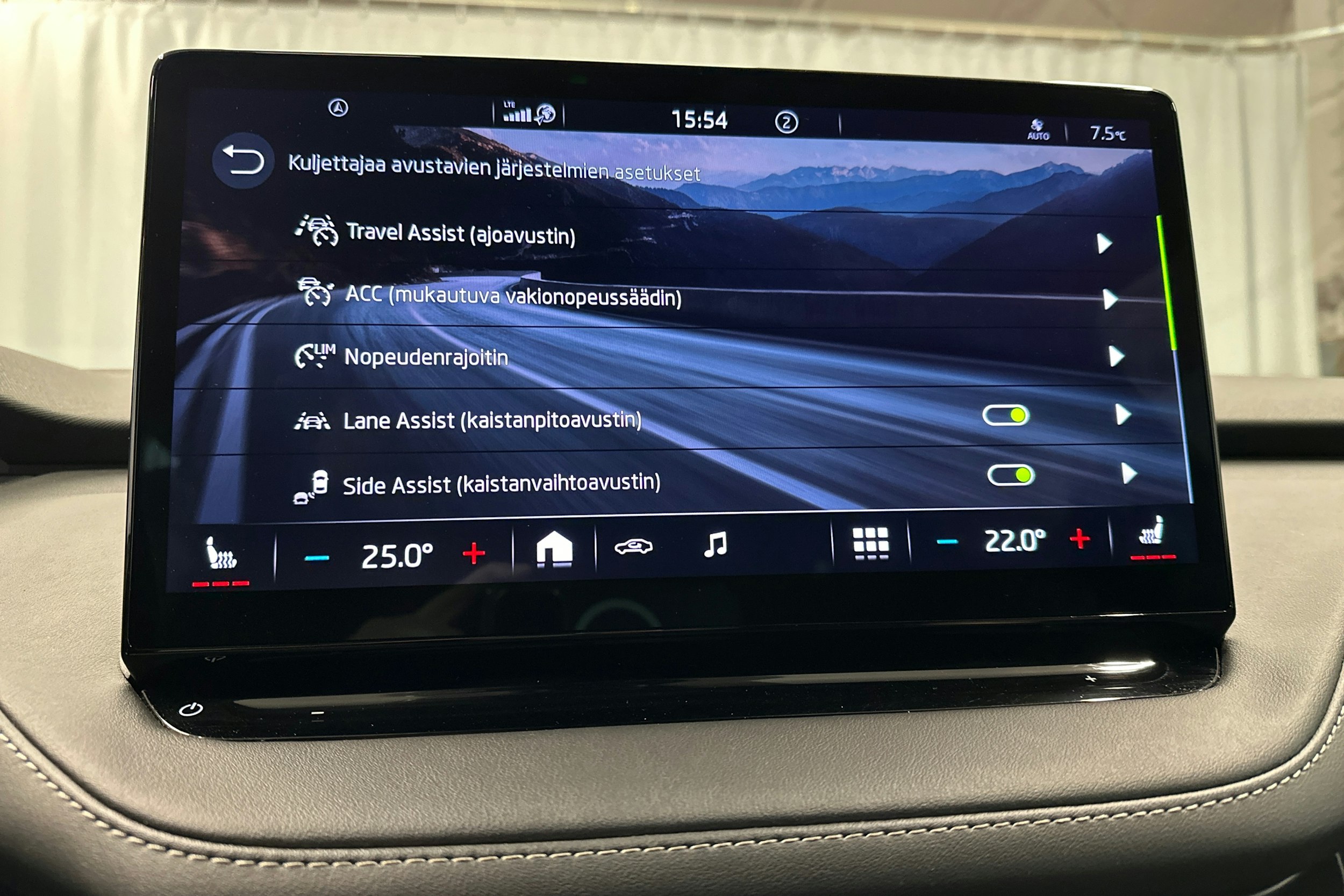 musta Skoda Enyaq 2022 kuva 19.