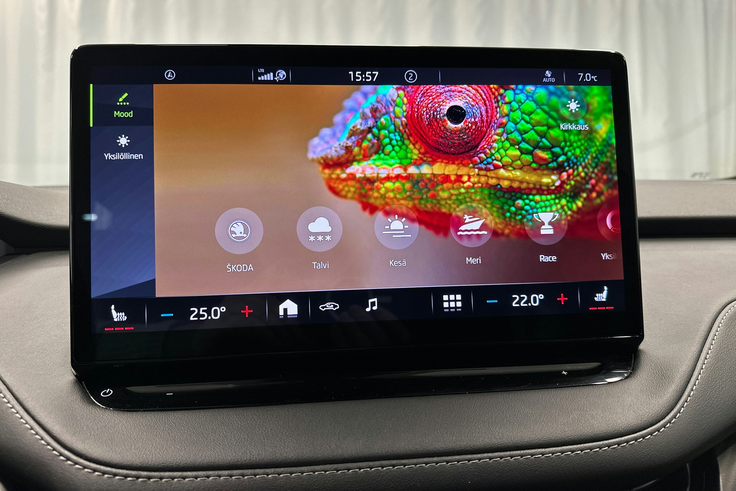 musta Skoda Enyaq 2022 kuva 25.