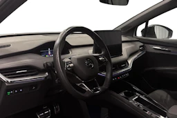 valkoinen Skoda Enyaq 2023 kuva 8.