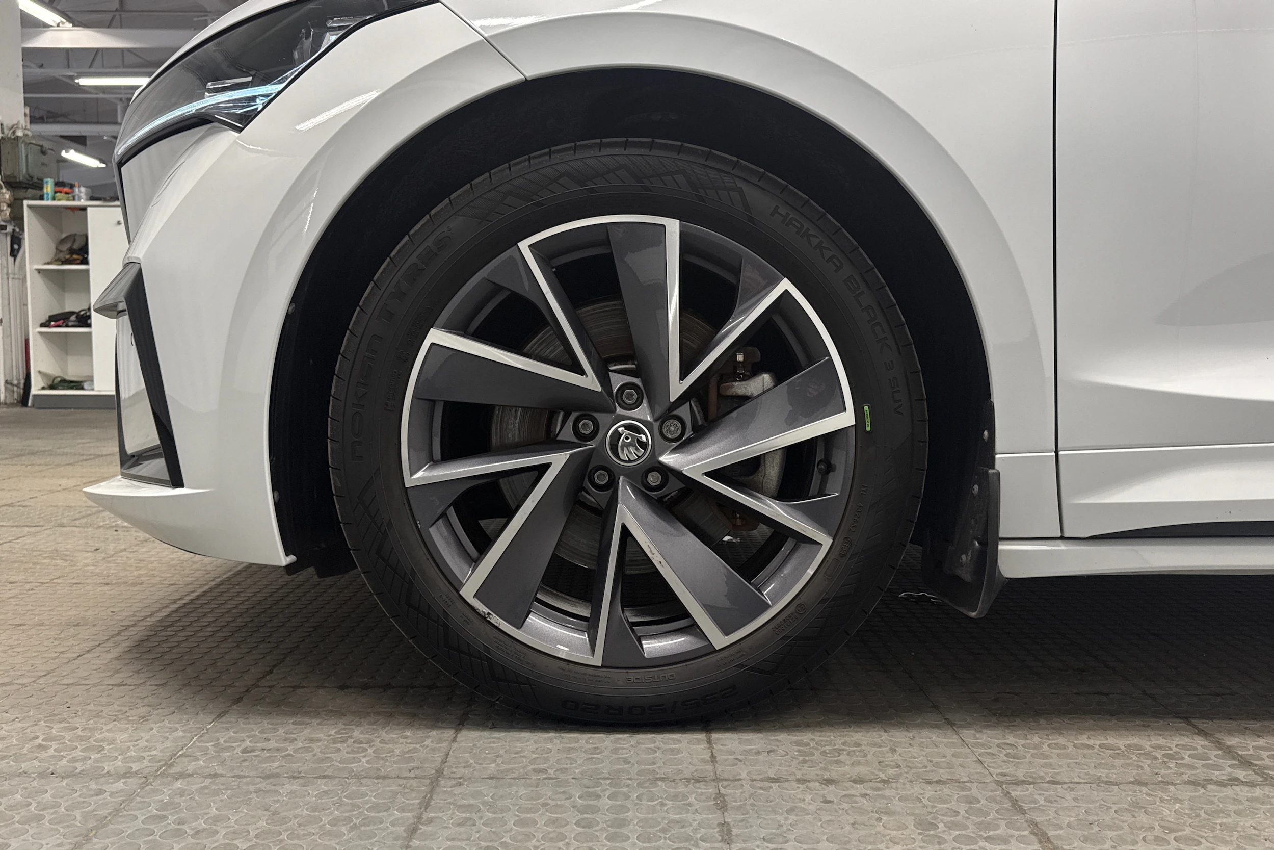 valkoinen Skoda Enyaq 2023 kuva 13.