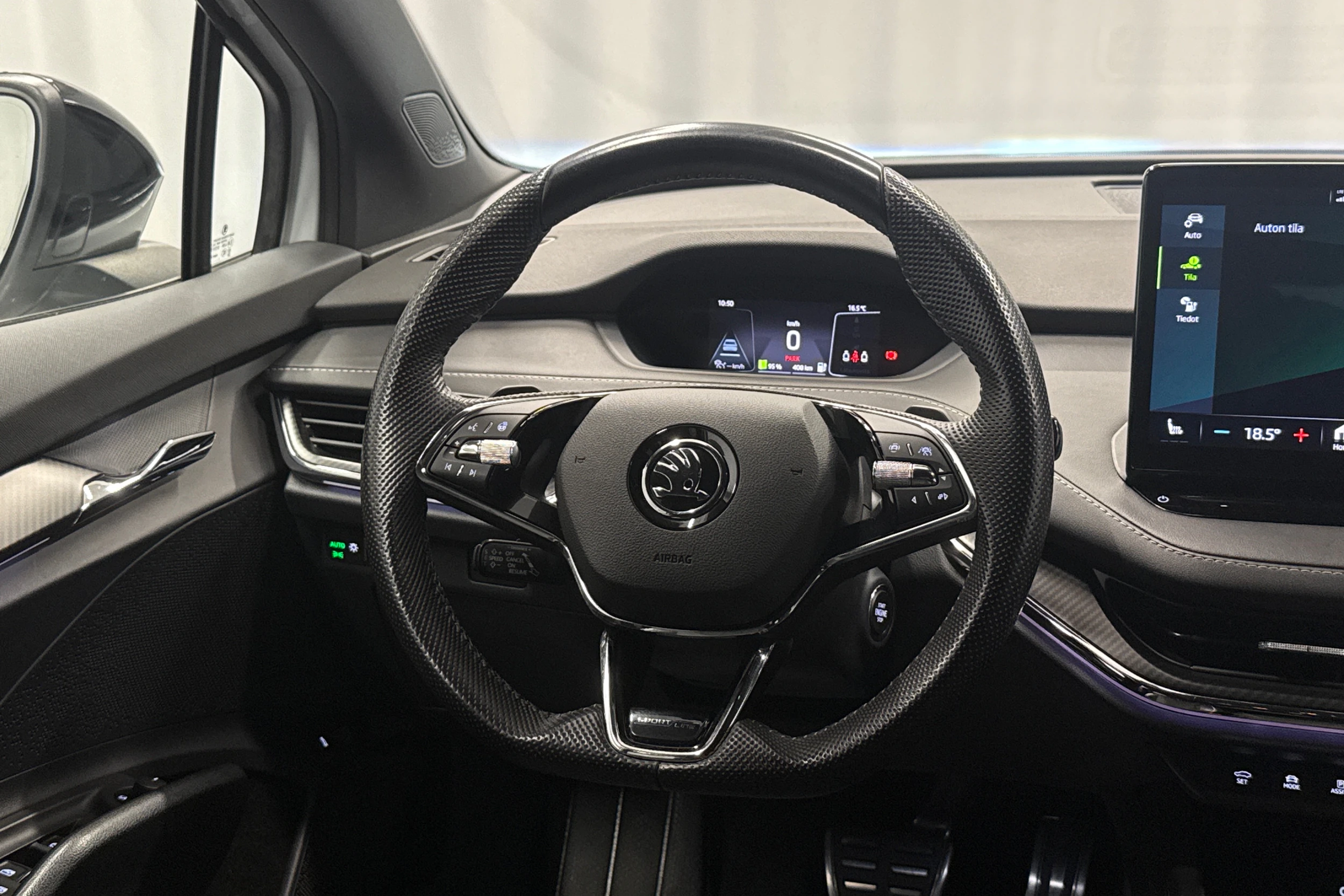 valkoinen Skoda Enyaq 2023 kuva 15.