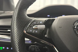 valkoinen Skoda Enyaq 2023 kuva 17.