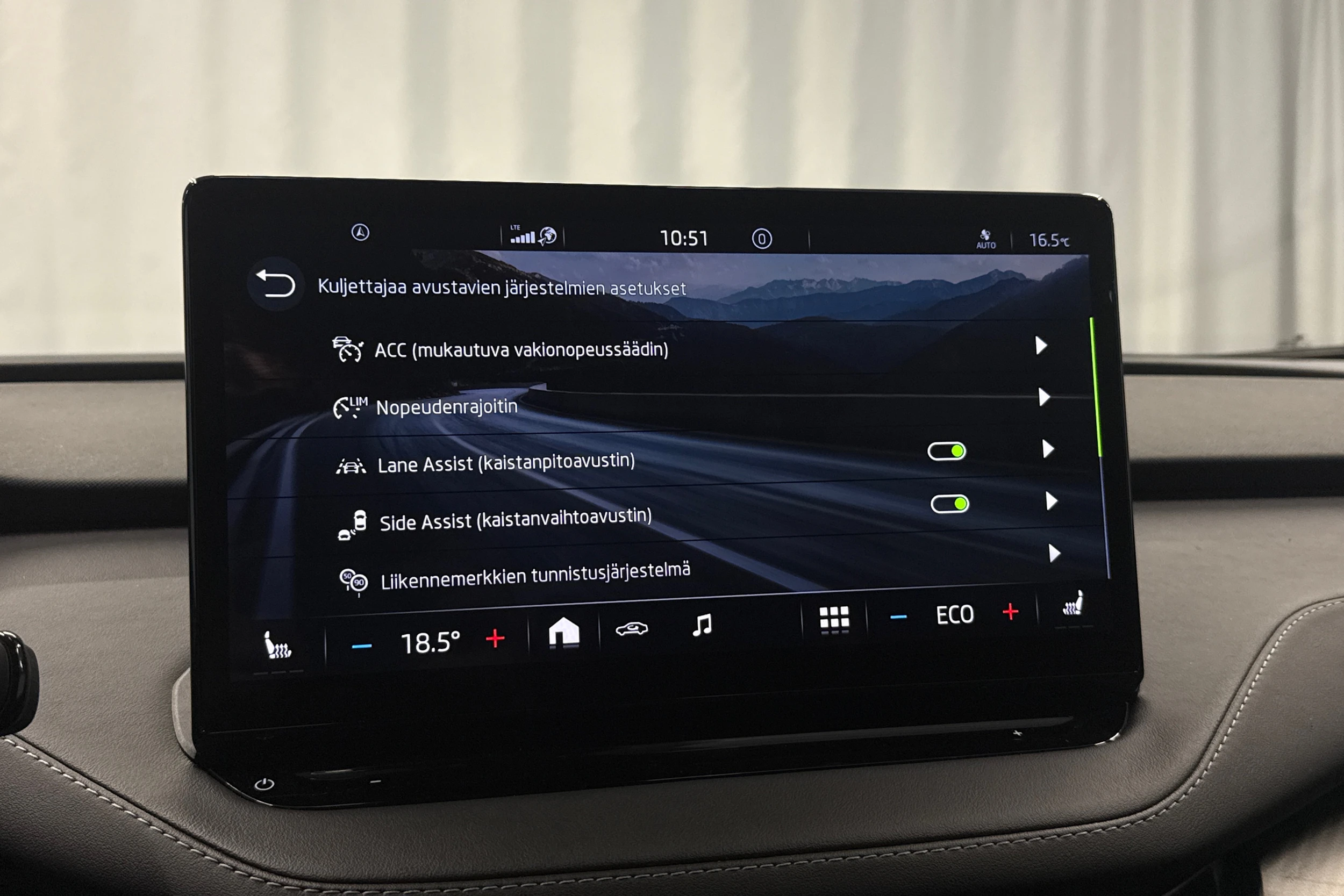valkoinen Skoda Enyaq 2023 kuva 19.