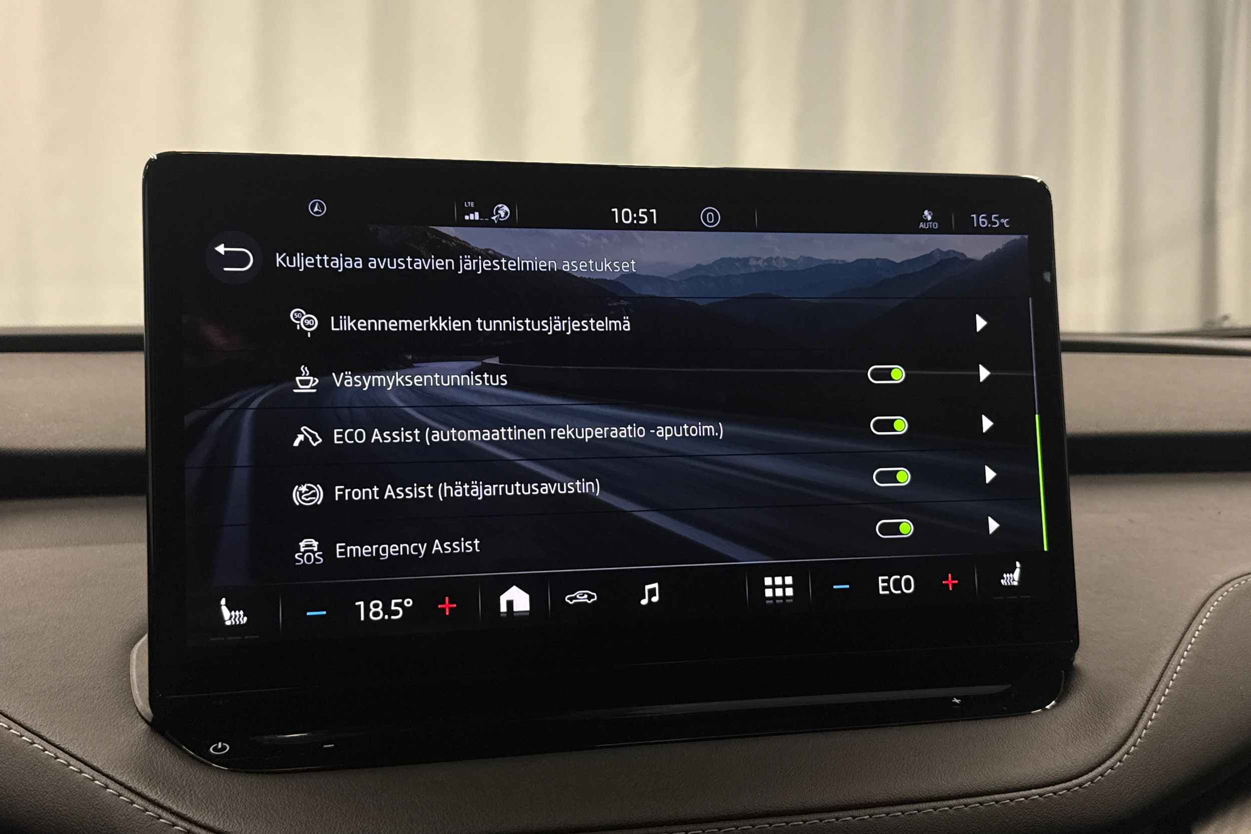 valkoinen Skoda Enyaq 2023 kuva 20.