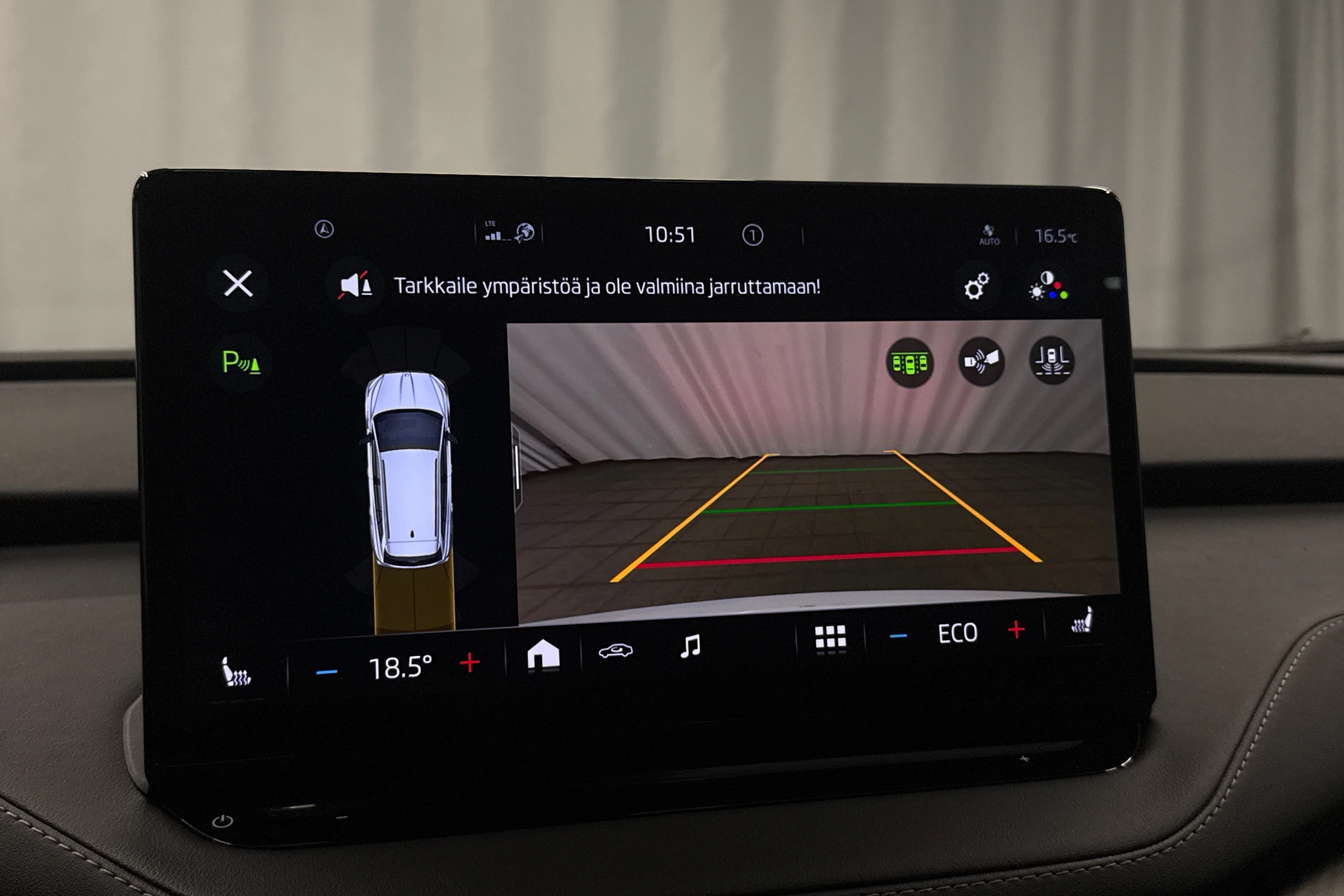 valkoinen Skoda Enyaq 2023 kuva 21.