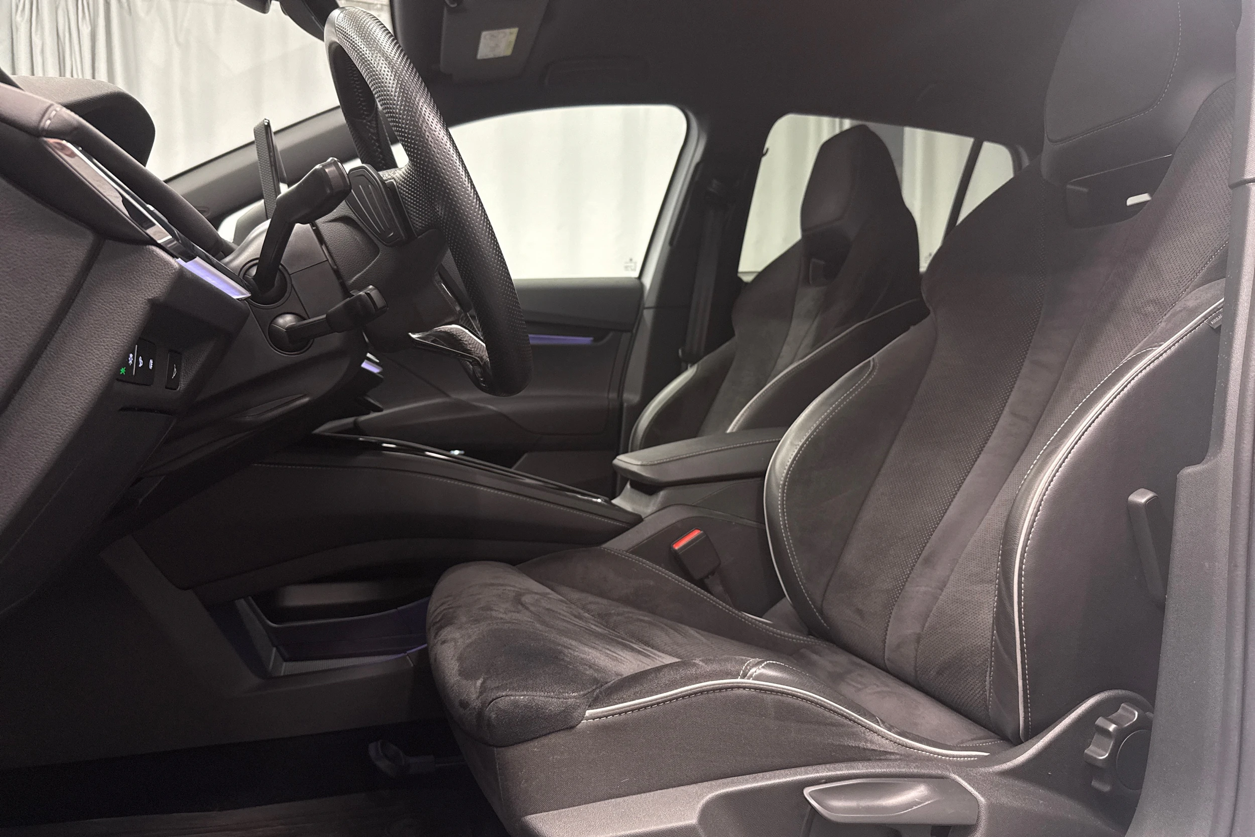 valkoinen Skoda Enyaq 2023 kuva 27.