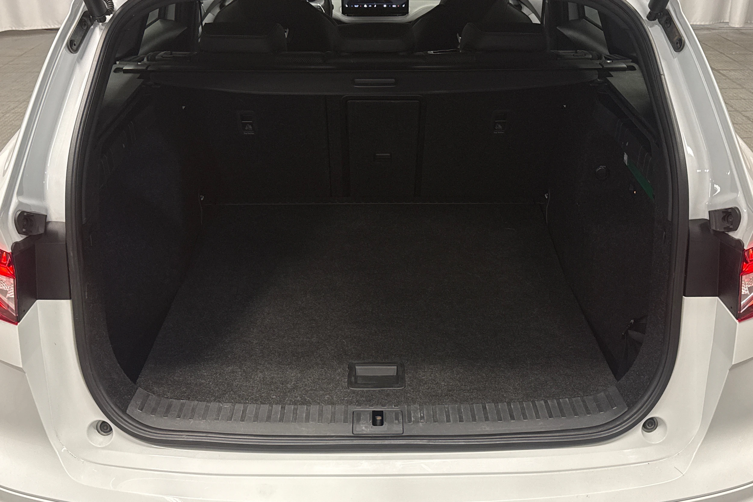 valkoinen Skoda Enyaq 2023 kuva 28.