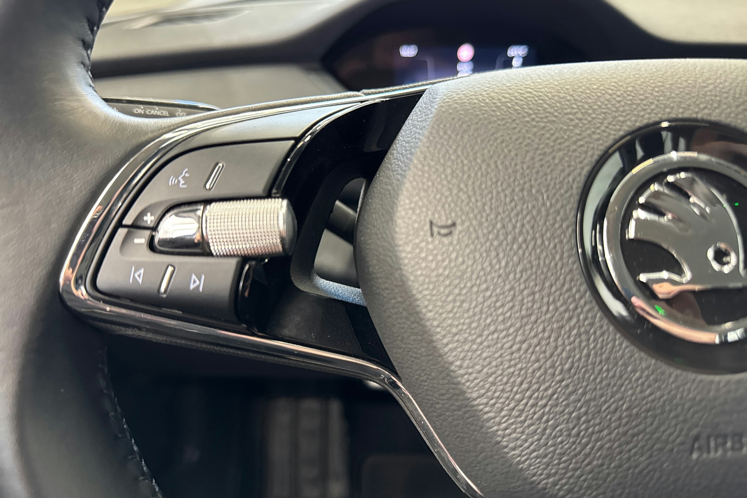 sininen Skoda Enyaq 2022 kuva 16.