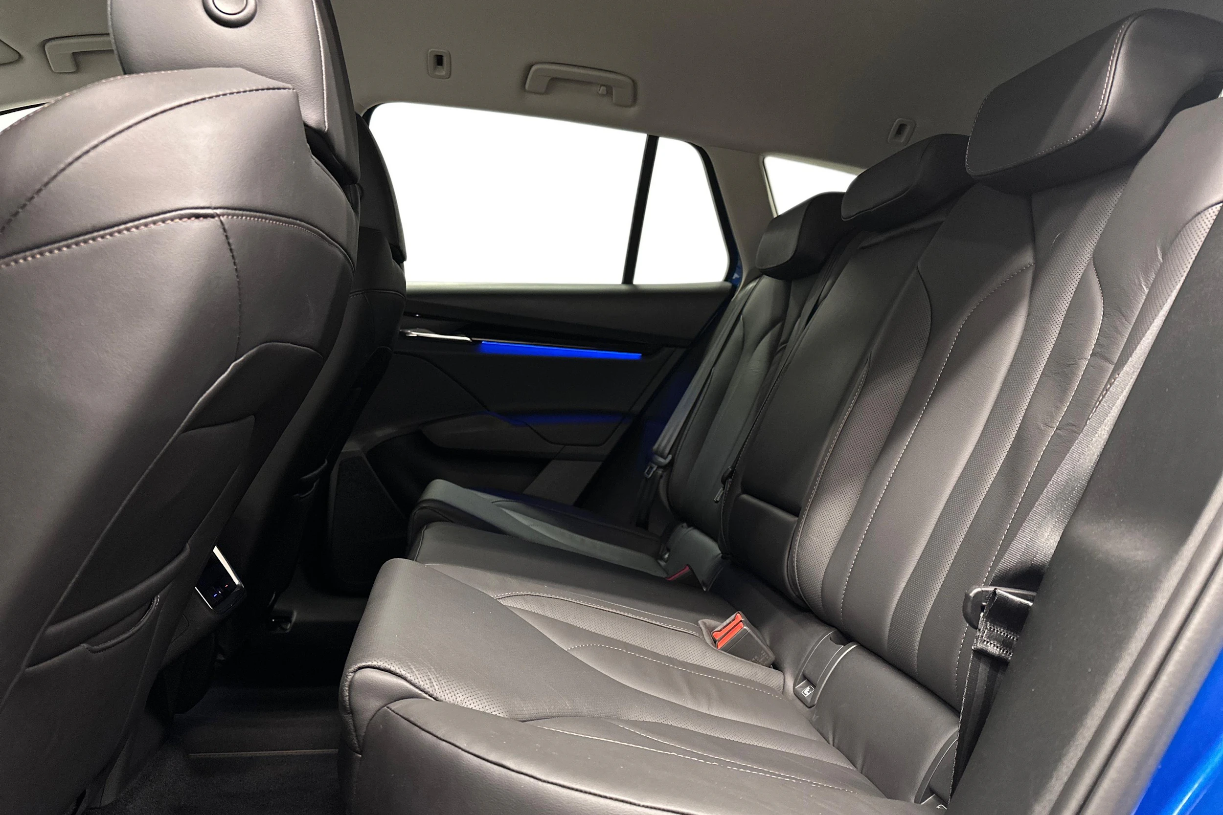 sininen Skoda Enyaq 2022 kuva 8.