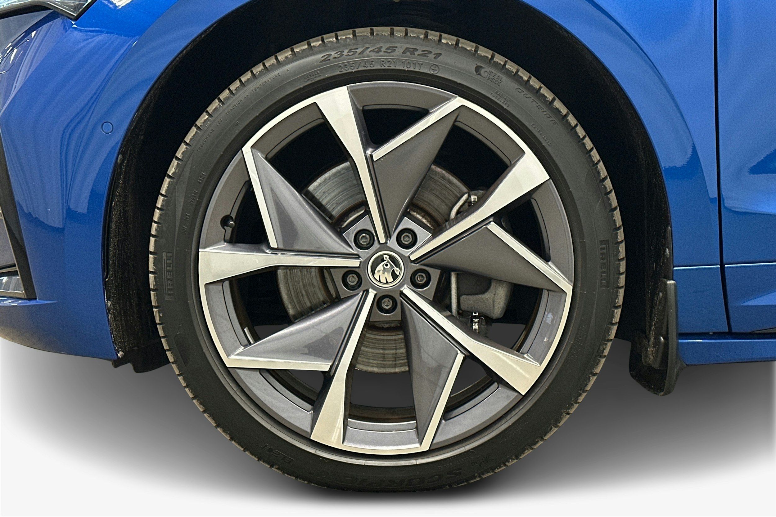 sininen Skoda Enyaq 2022 kuva 9.