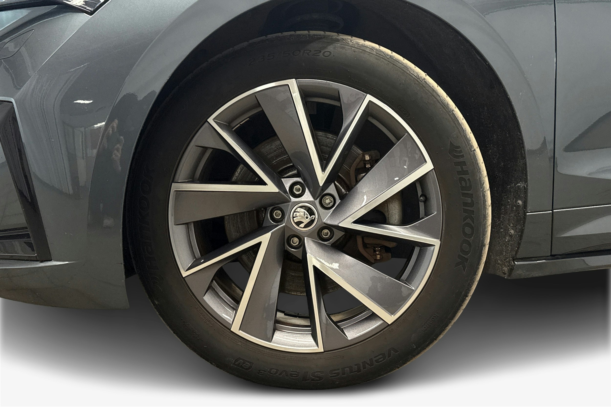 harmaa Skoda Enyaq 2022 kuva 11.