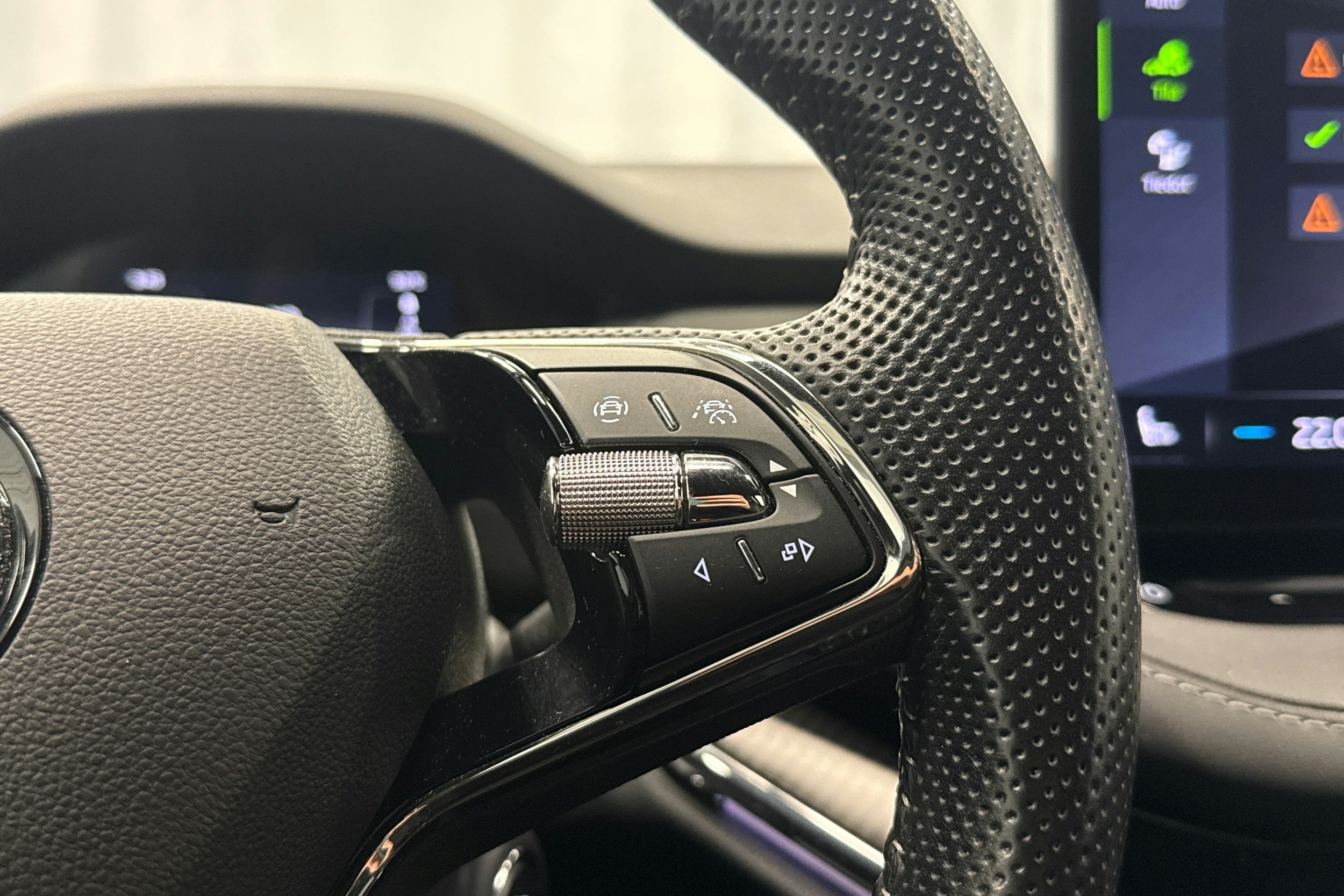 harmaa Skoda Enyaq 2022 kuva 16.