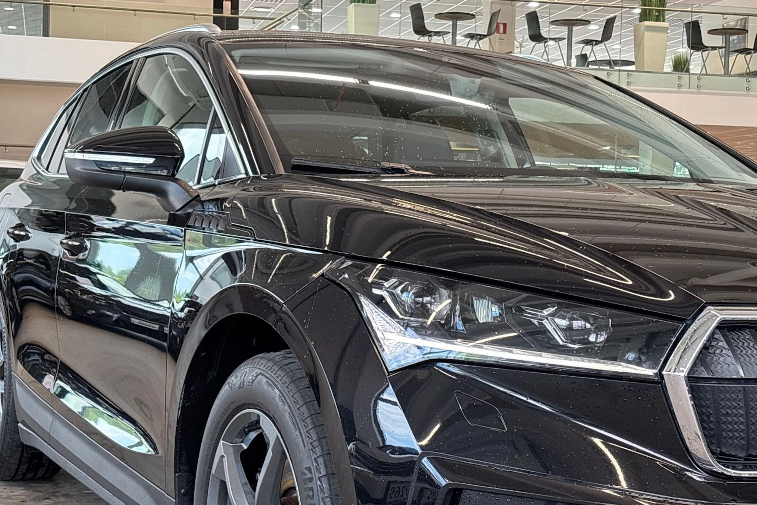 musta Skoda Enyaq 2022 kuva 5.