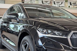 musta Skoda Enyaq 2022 kuva 5.