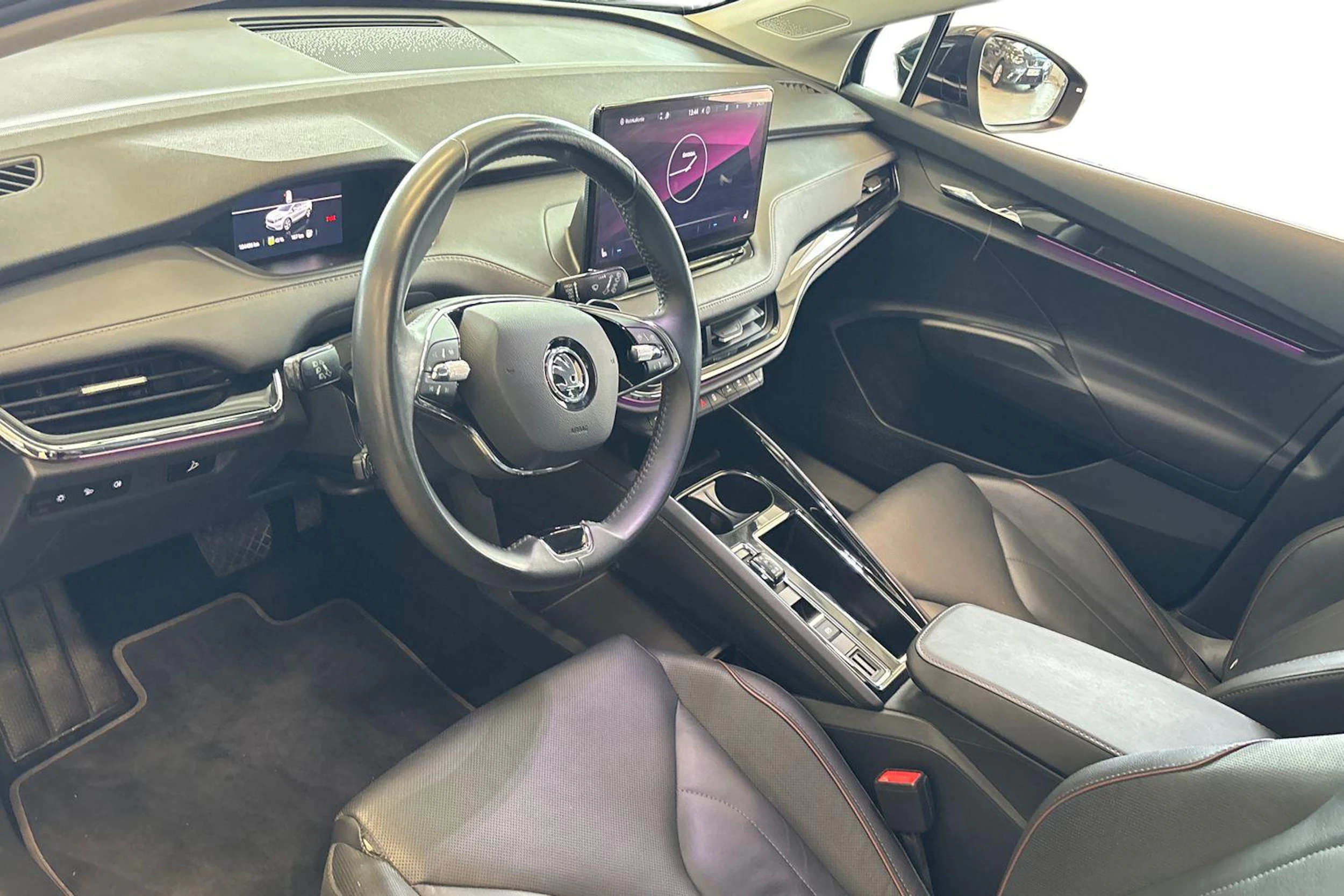 musta Skoda Enyaq 2022 kuva 8.