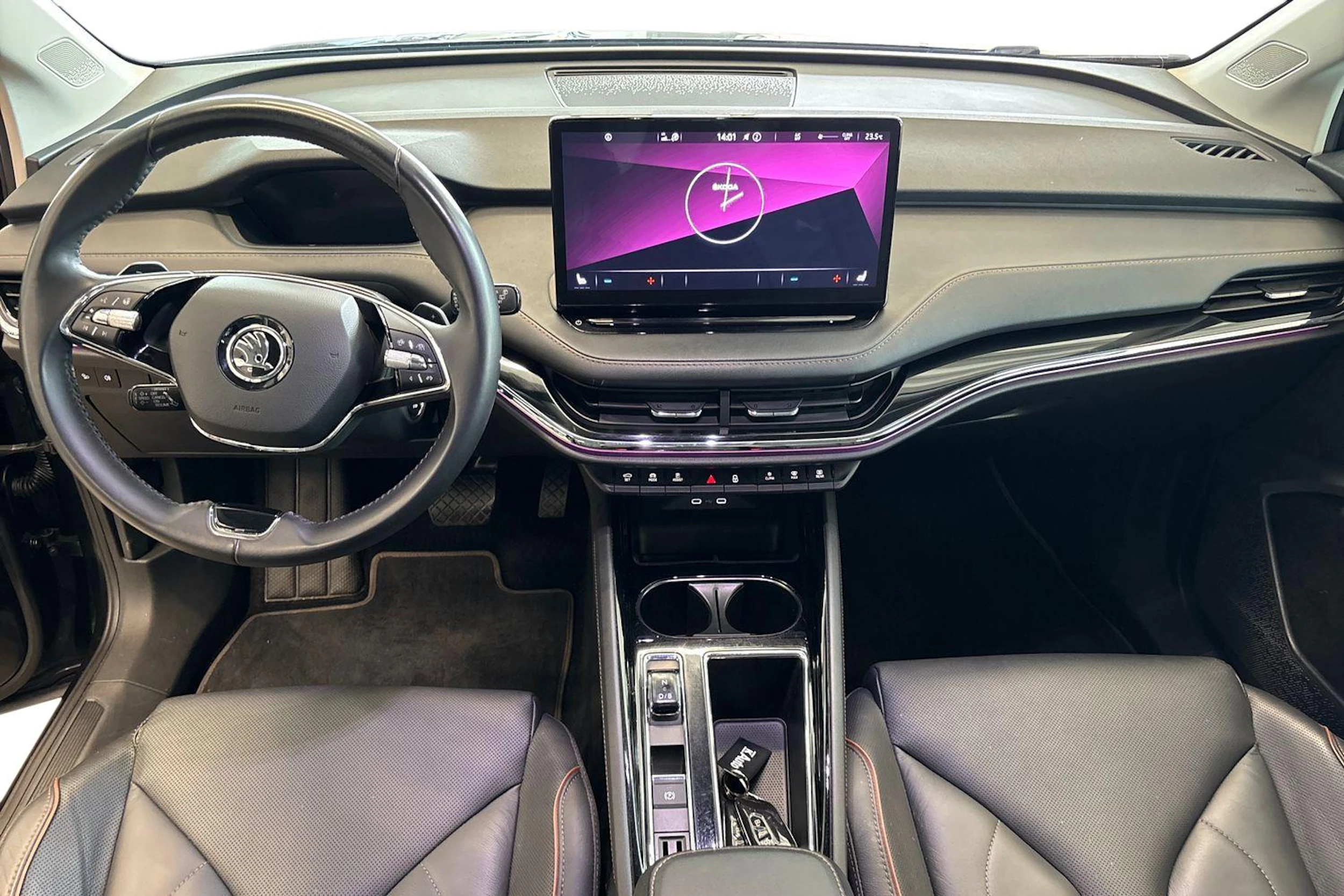 musta Skoda Enyaq 2022 kuva 9.