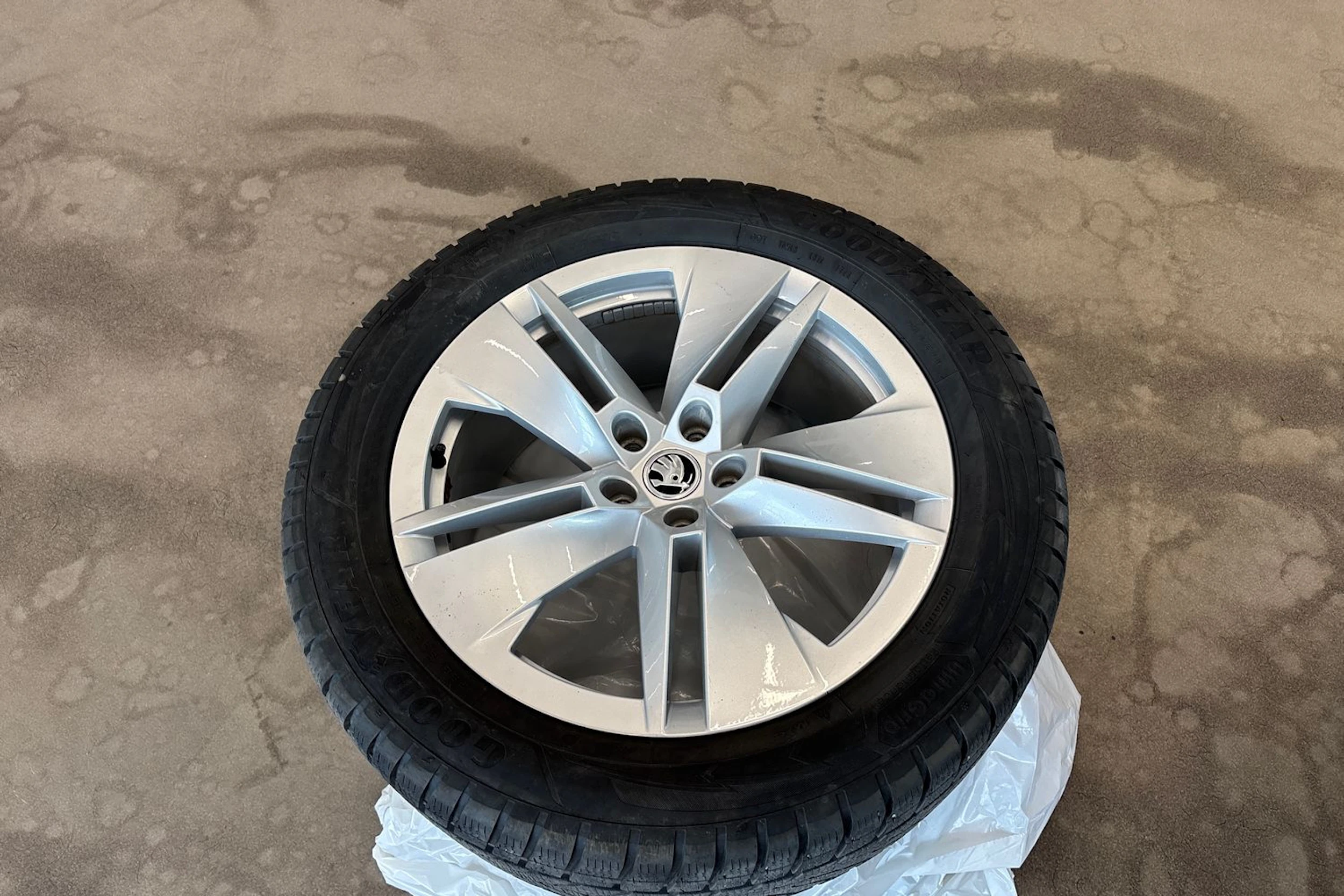 musta Skoda Enyaq 2022 kuva 13.