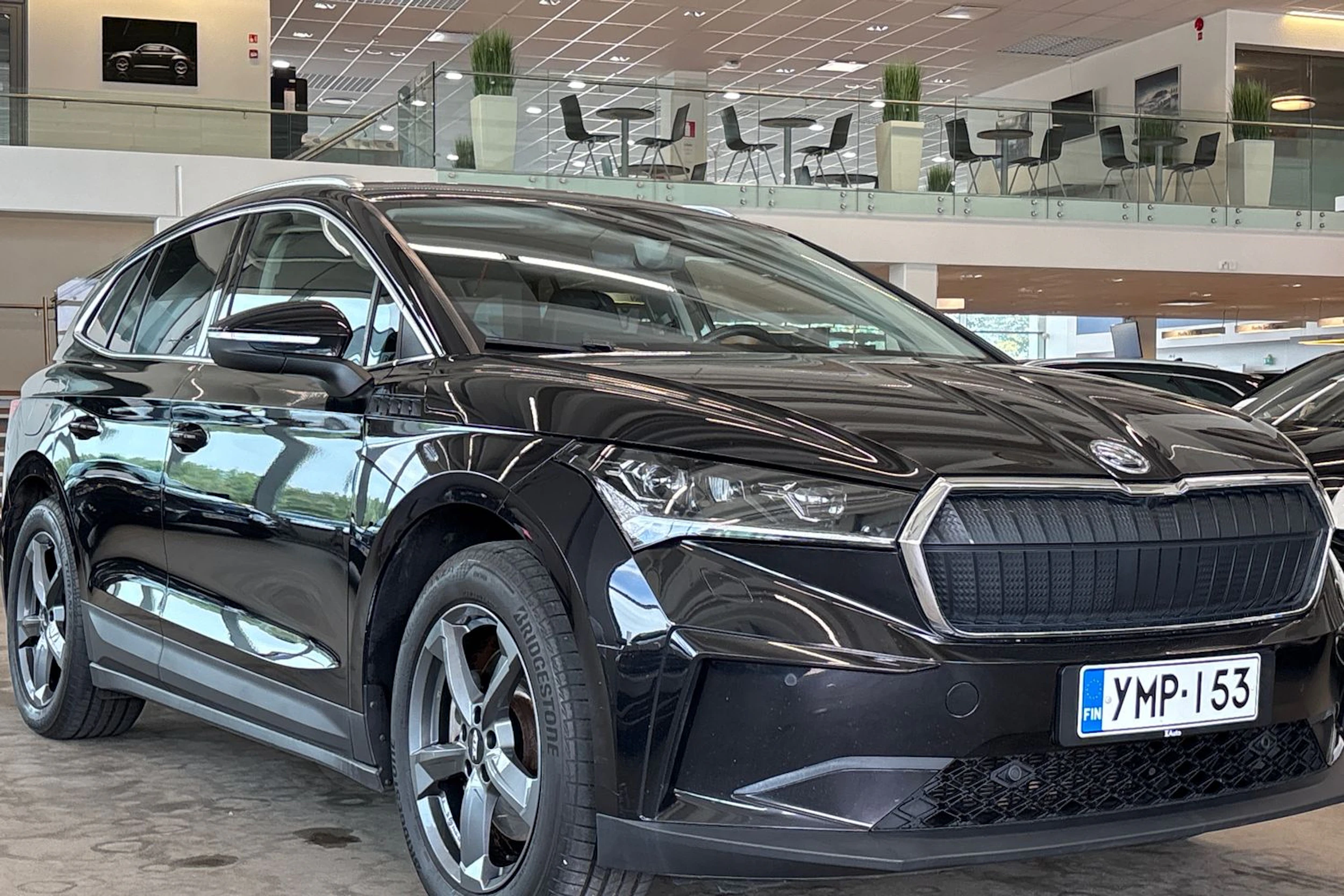 musta Skoda Enyaq 2022 kuva 16.