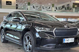 musta Skoda Enyaq 2022 kuva 16.