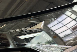 musta Skoda Enyaq 2022 kuva 17.