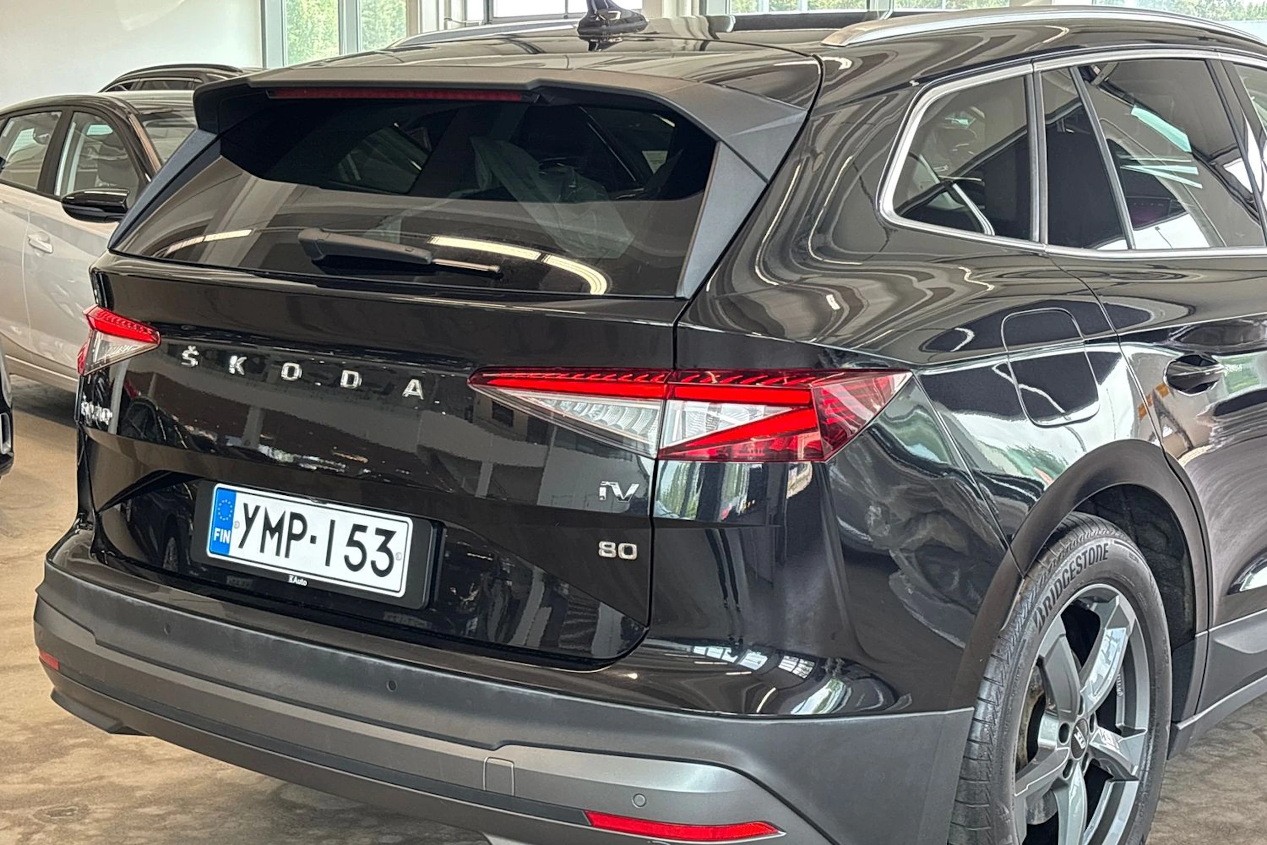 musta Skoda Enyaq 2022 kuva 18.