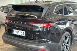 musta Skoda Enyaq 2022 kuva 18.