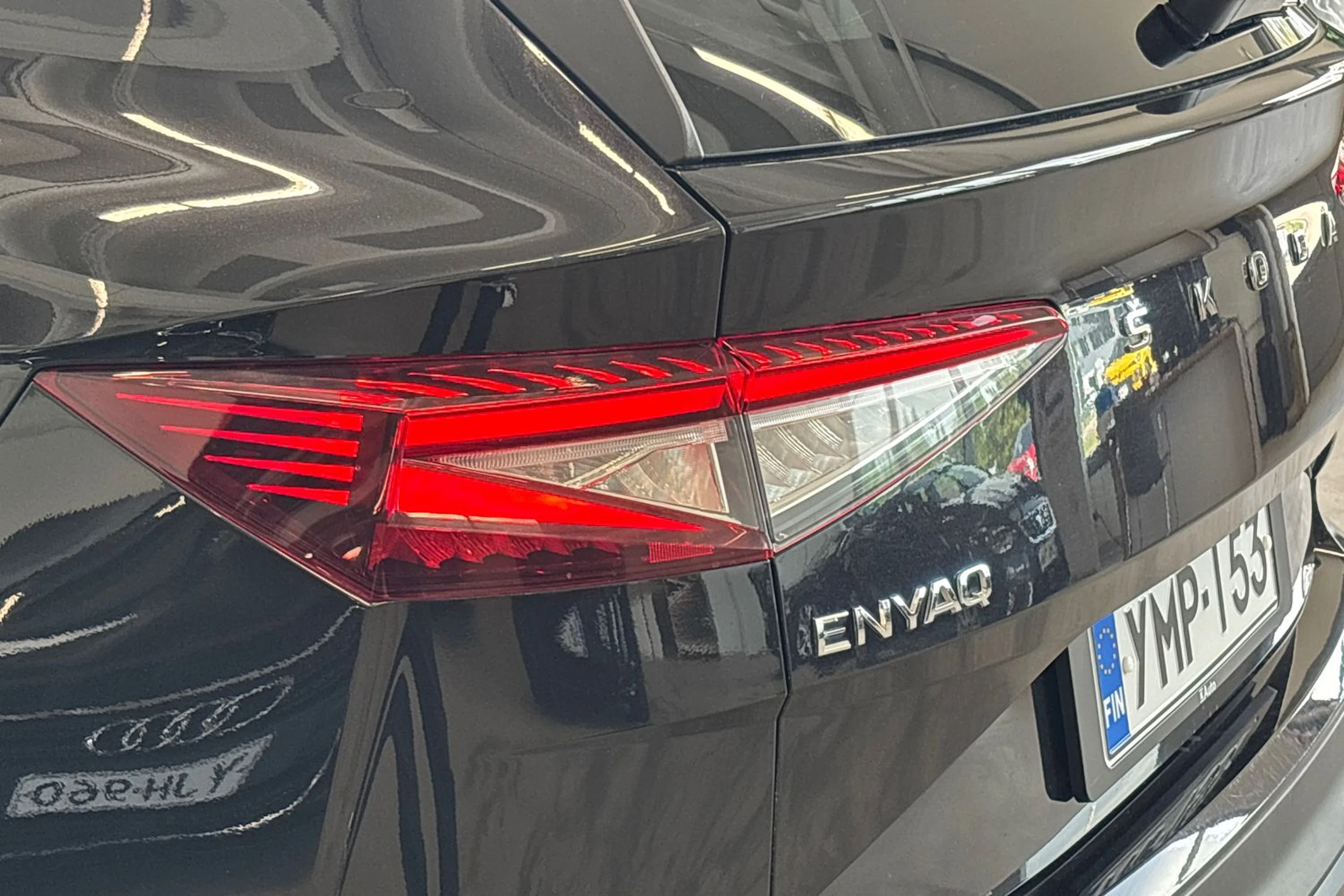 musta Skoda Enyaq 2022 kuva 19.