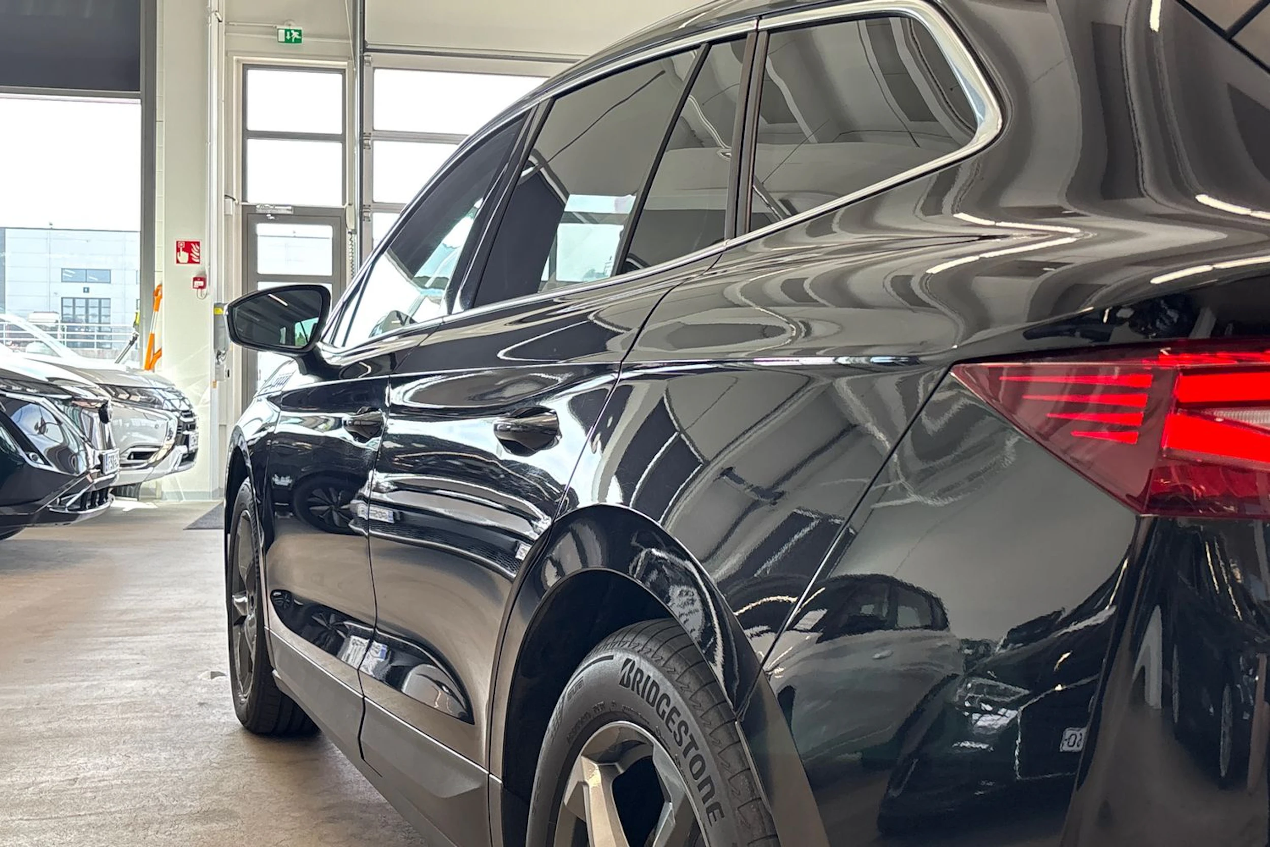 musta Skoda Enyaq 2022 kuva 20.