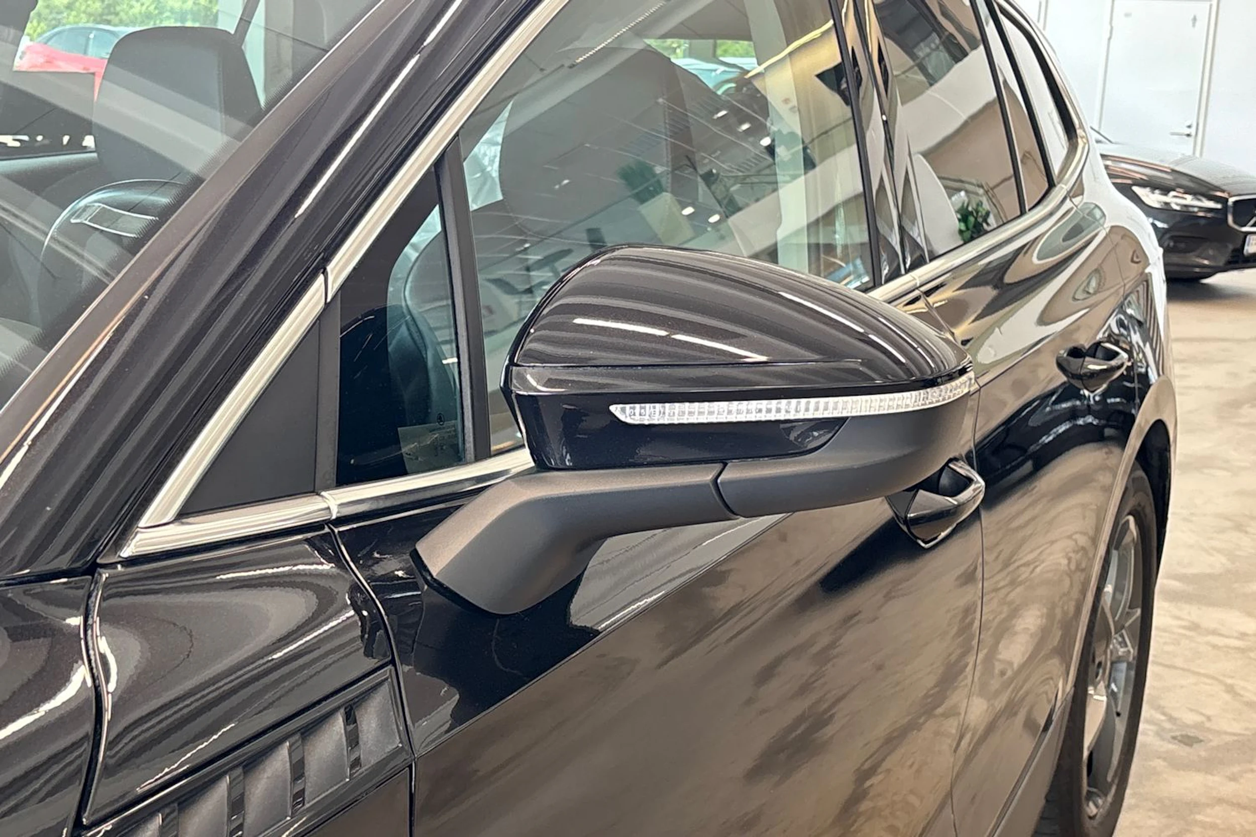 musta Skoda Enyaq 2022 kuva 21.