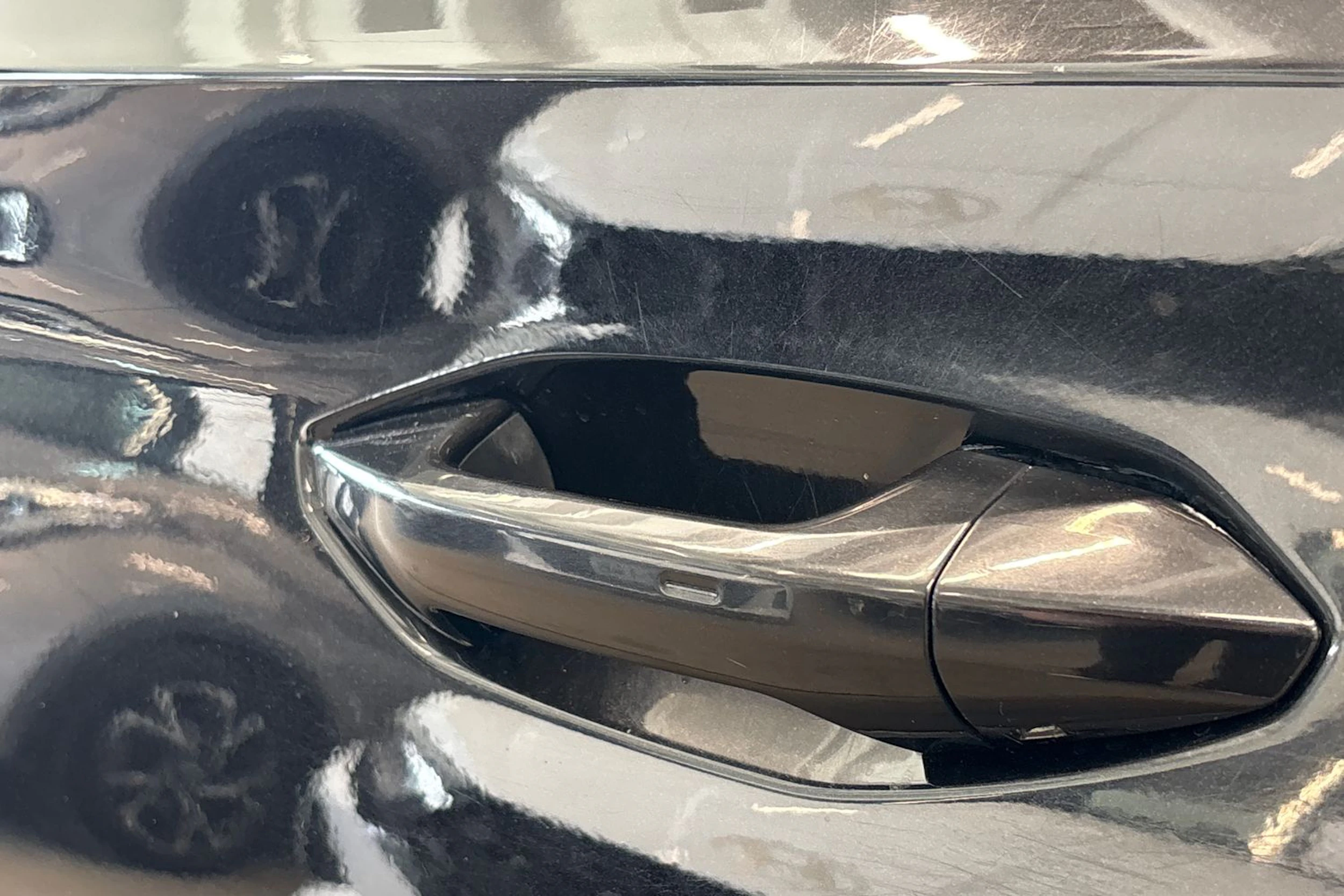 musta Skoda Enyaq 2022 kuva 22.