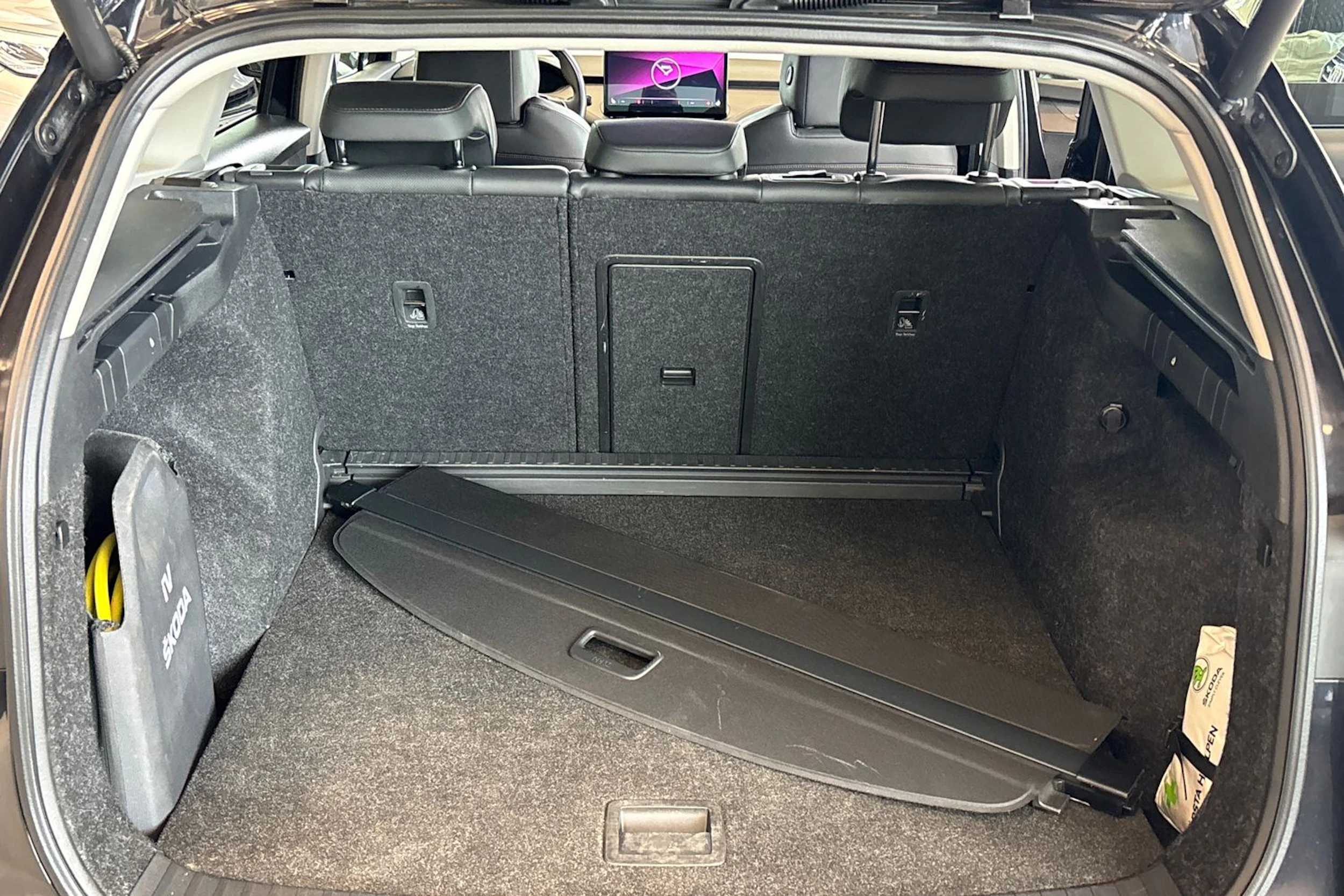 musta Skoda Enyaq 2022 kuva 24.