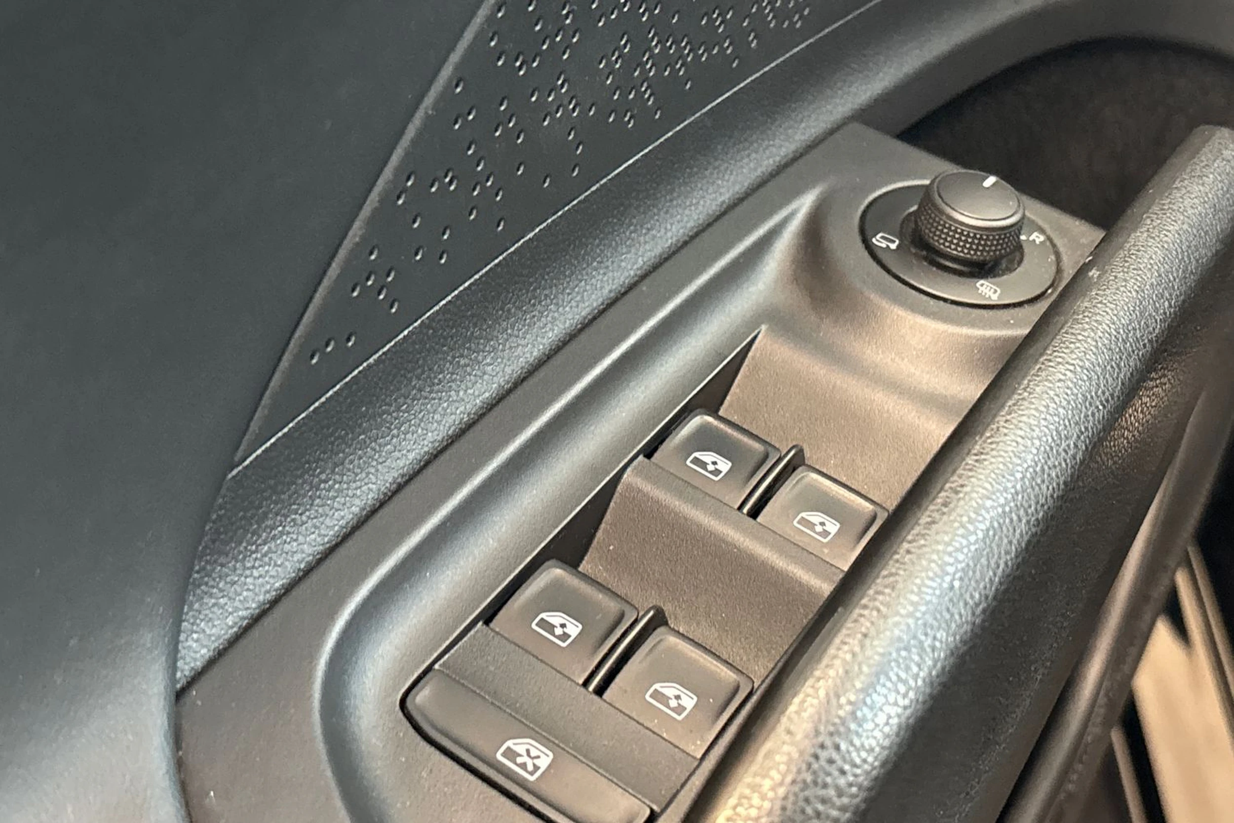 musta Skoda Enyaq 2022 kuva 30.