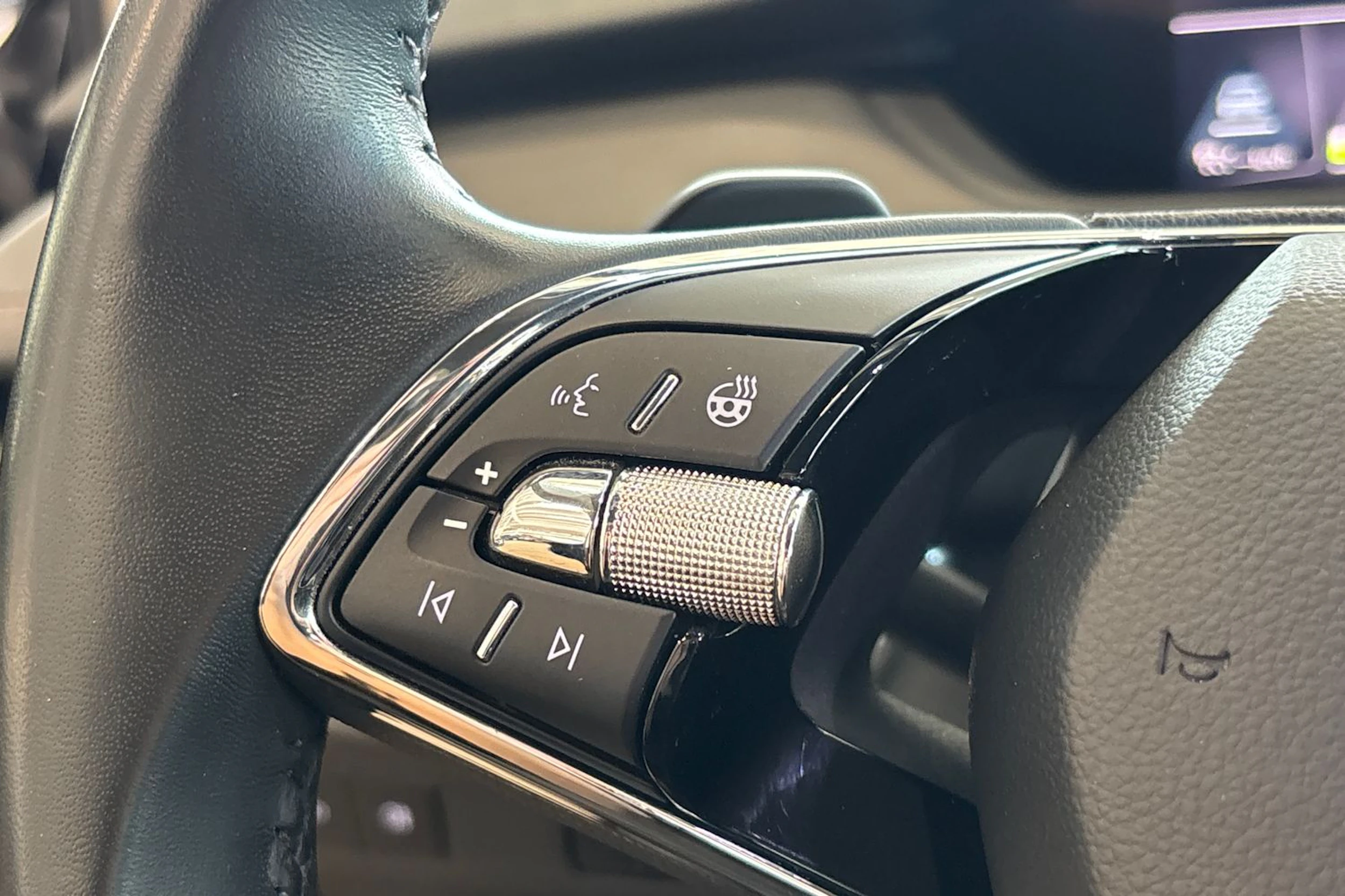 musta Skoda Enyaq 2022 kuva 32.