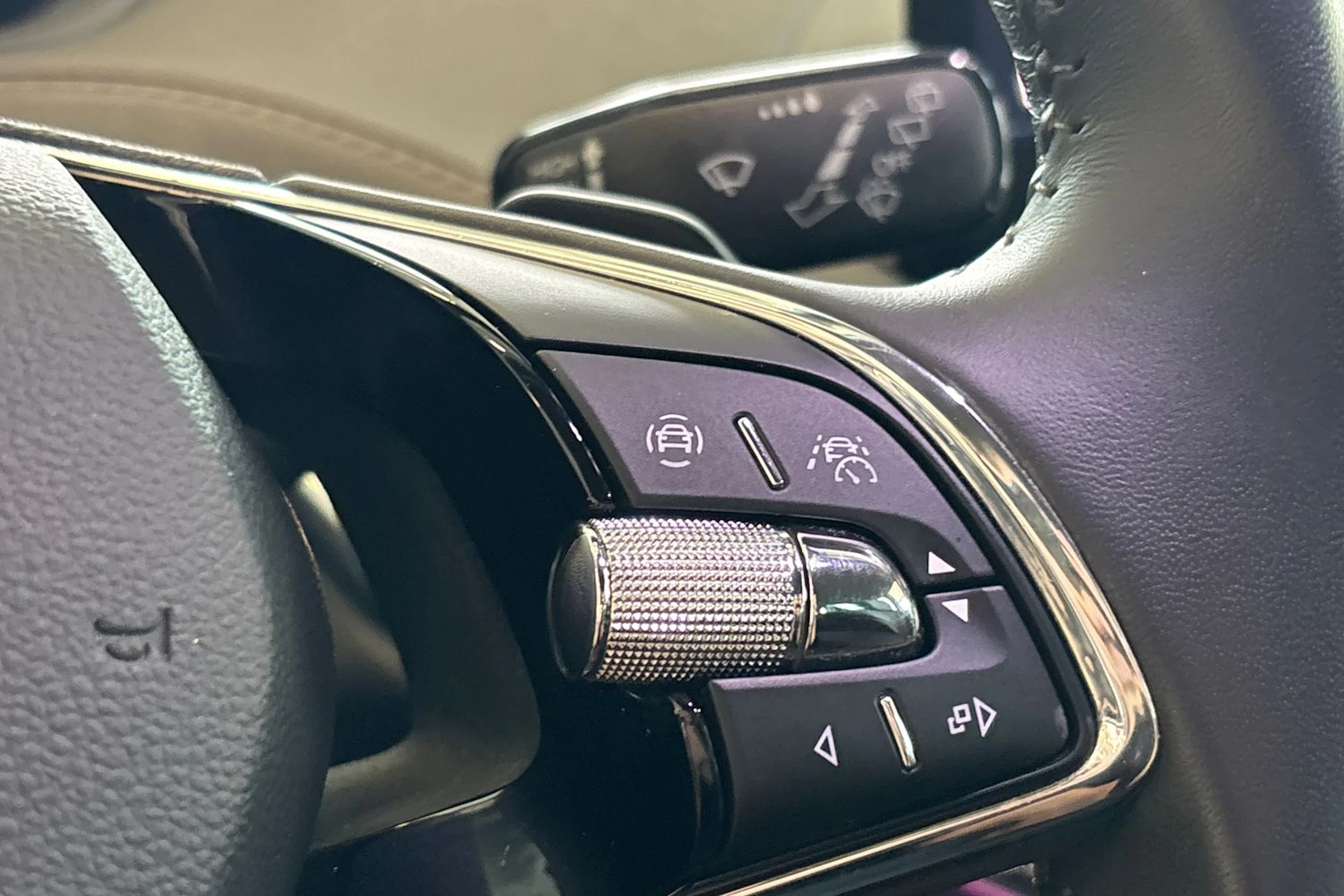musta Skoda Enyaq 2022 kuva 34.