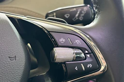 musta Skoda Enyaq 2022 kuva 34.