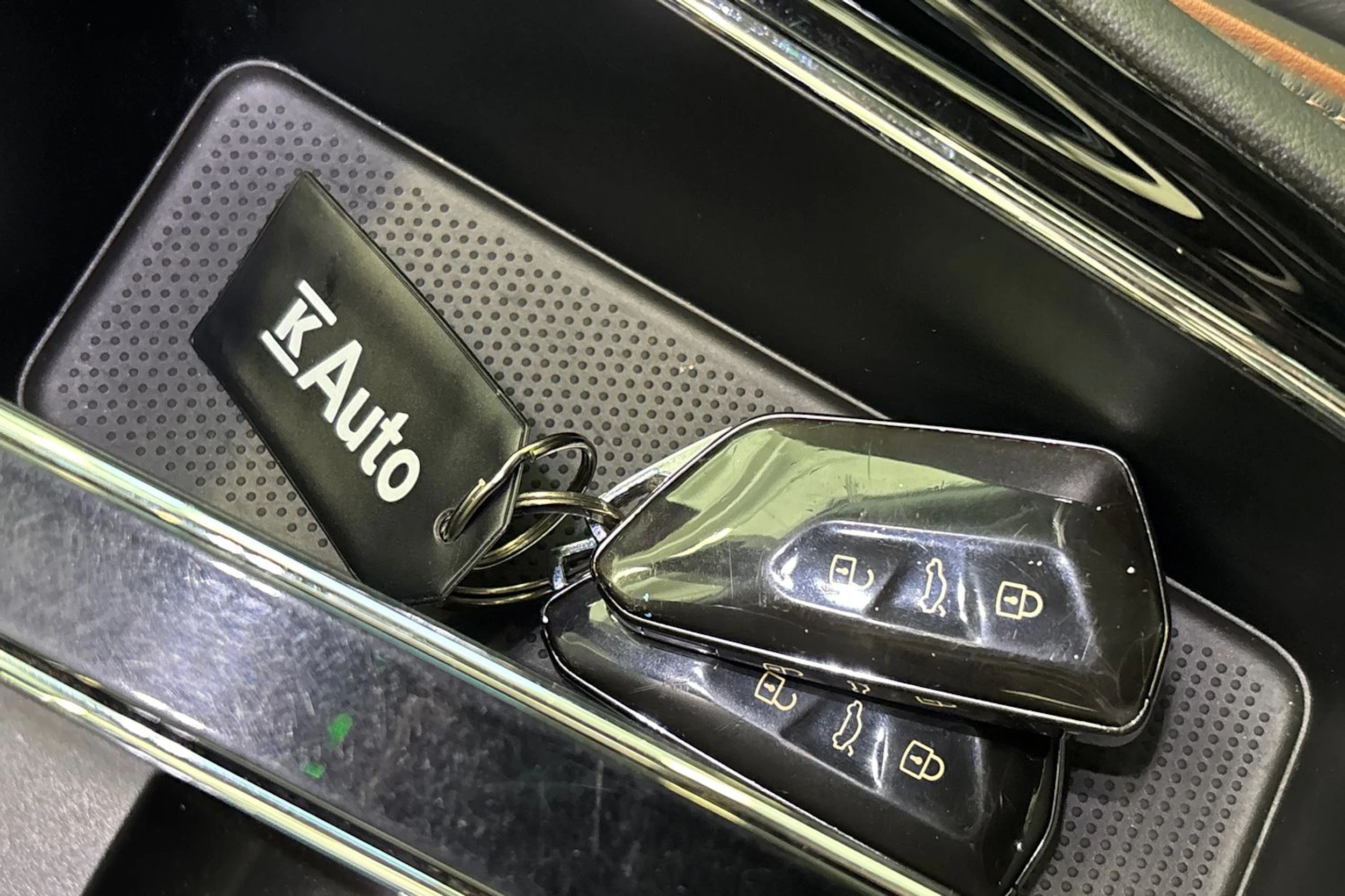 musta Skoda Enyaq 2022 kuva 36.