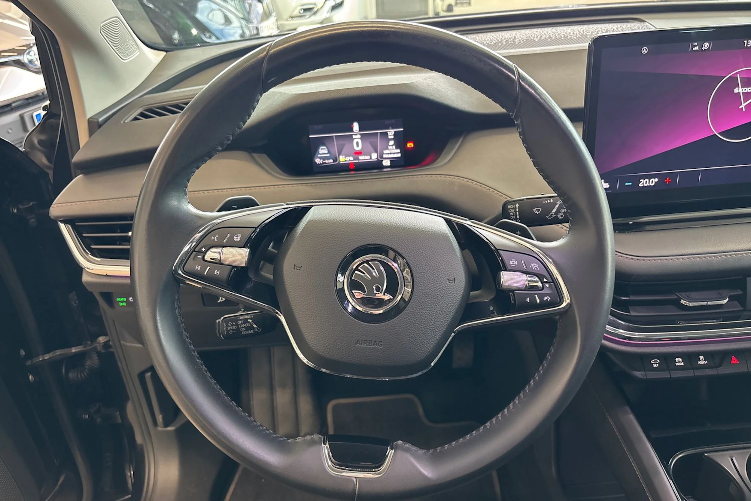 musta Skoda Enyaq 2022 kuva 40.