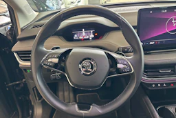 musta Skoda Enyaq 2022 kuva 40.