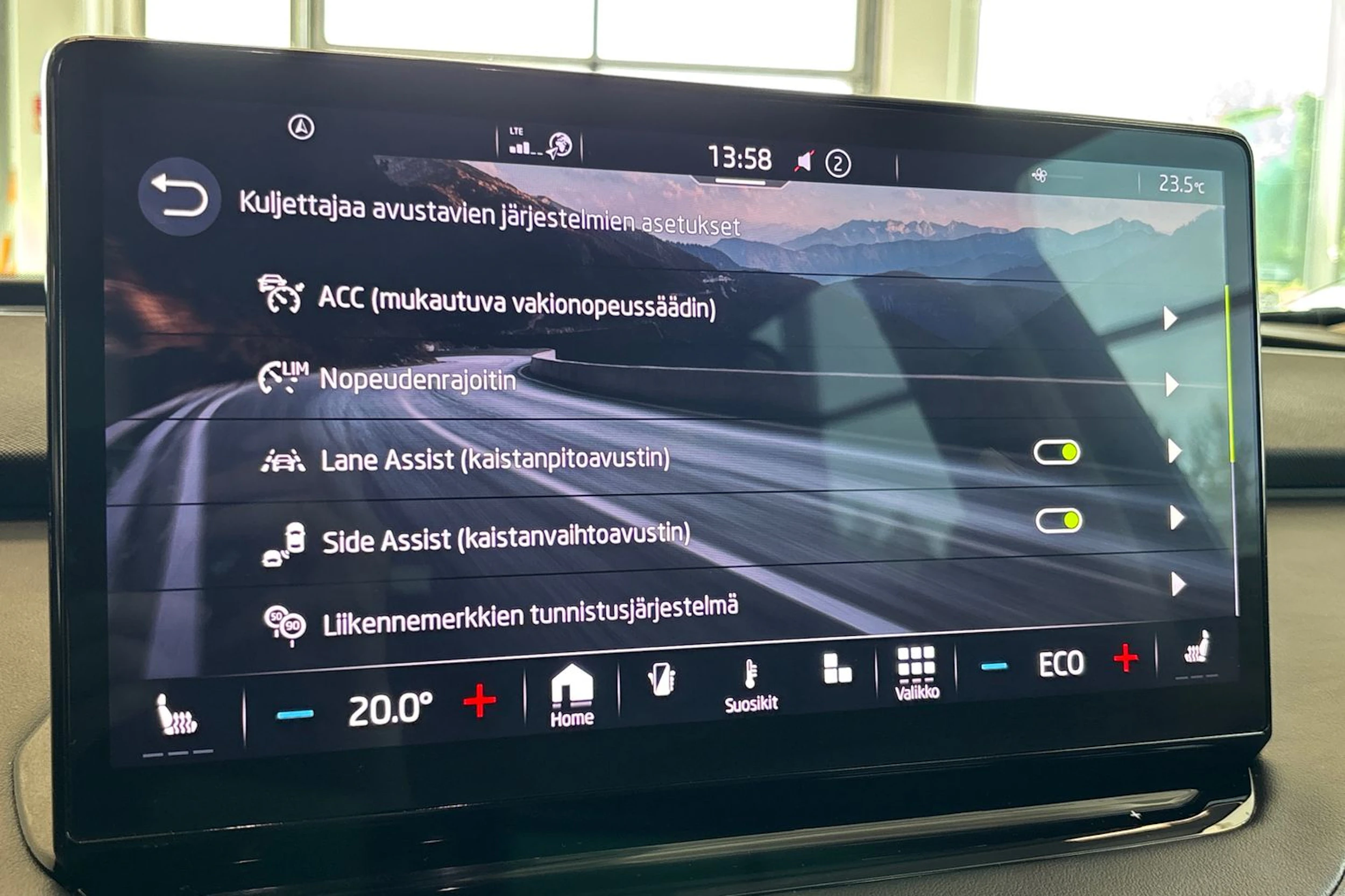 musta Skoda Enyaq 2022 kuva 43.