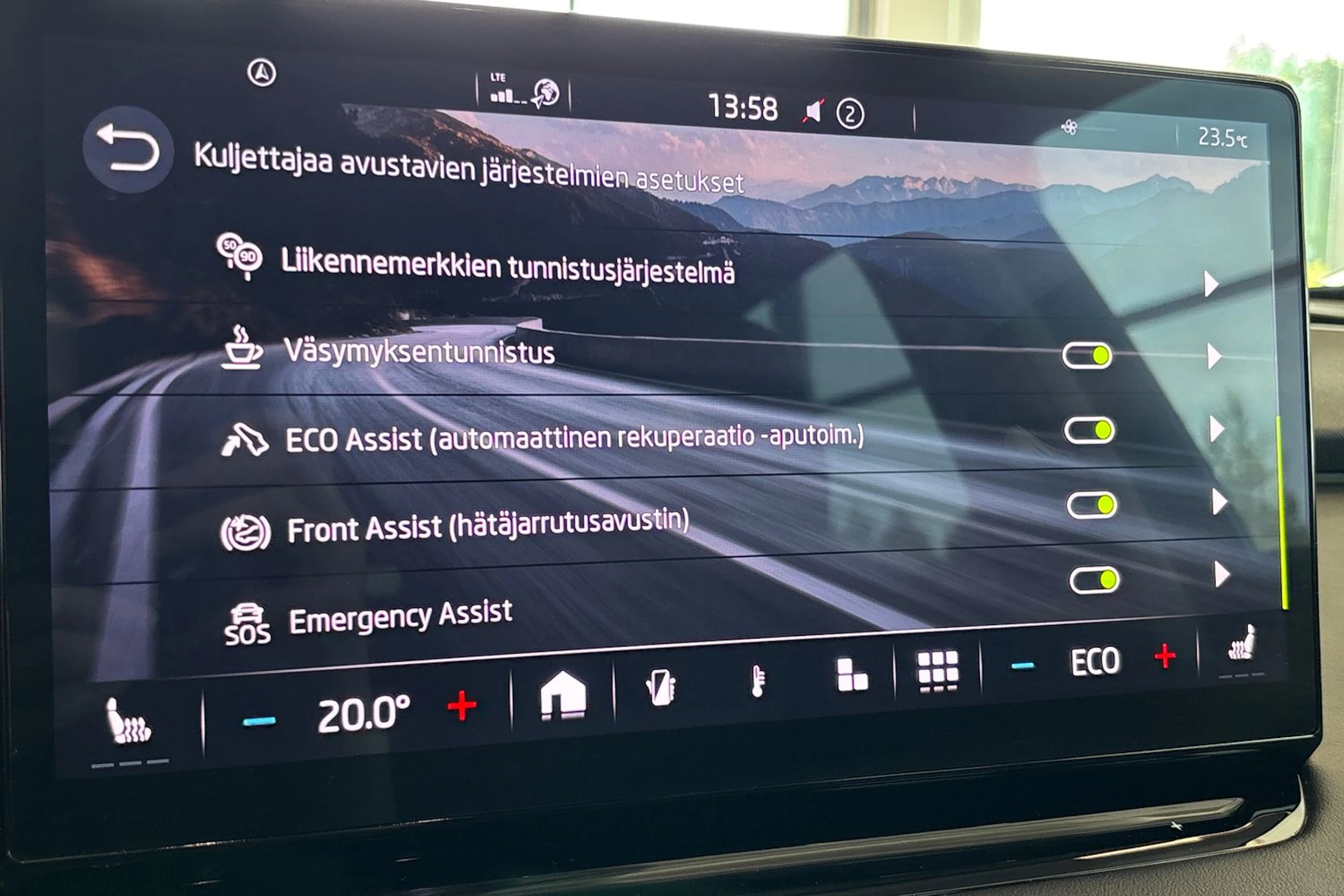 musta Skoda Enyaq 2022 kuva 44.