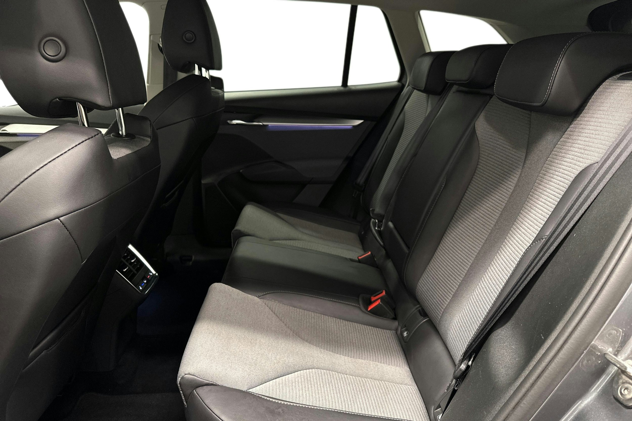 harmaa Skoda Enyaq 2022 kuva 10.