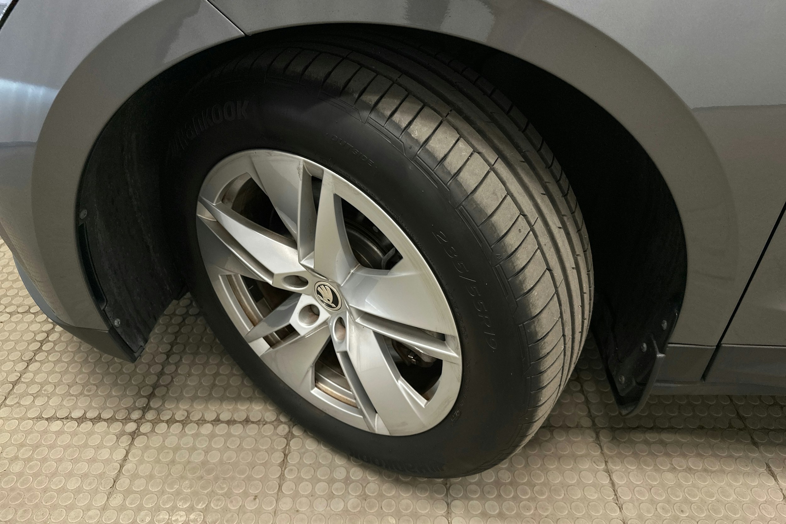 harmaa Skoda Enyaq 2022 kuva 13.