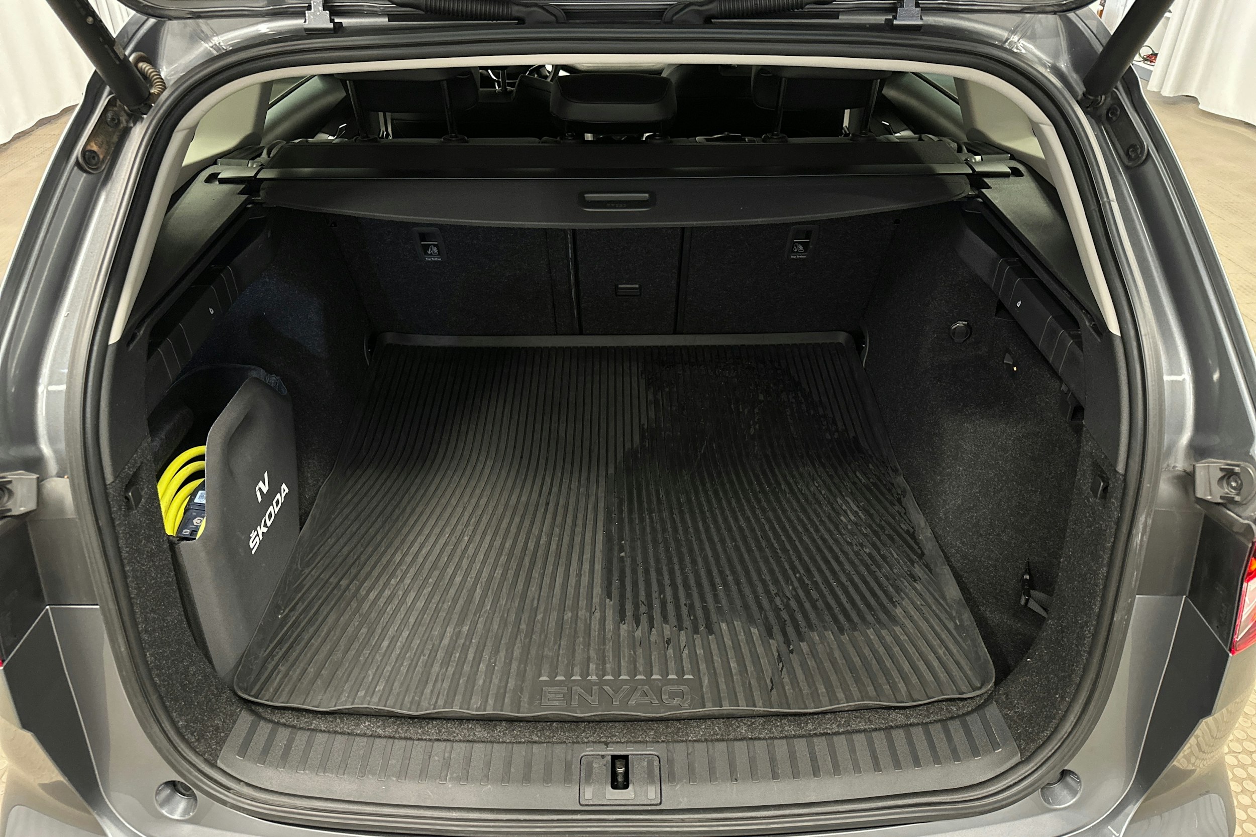 harmaa Skoda Enyaq 2022 kuva 14.
