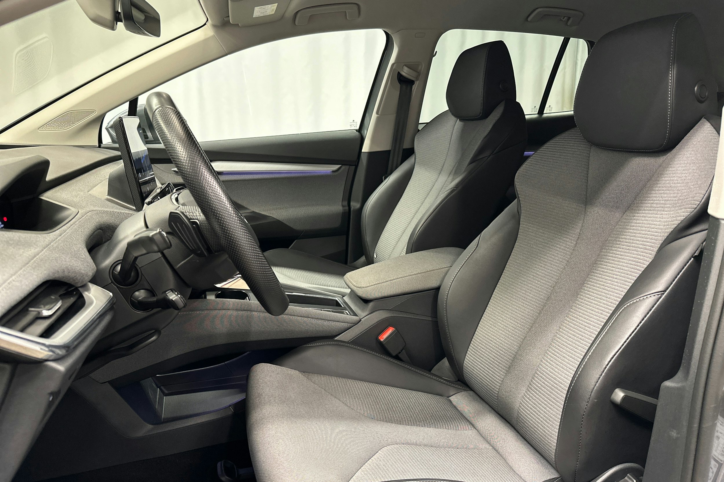 harmaa Skoda Enyaq 2022 kuva 18.