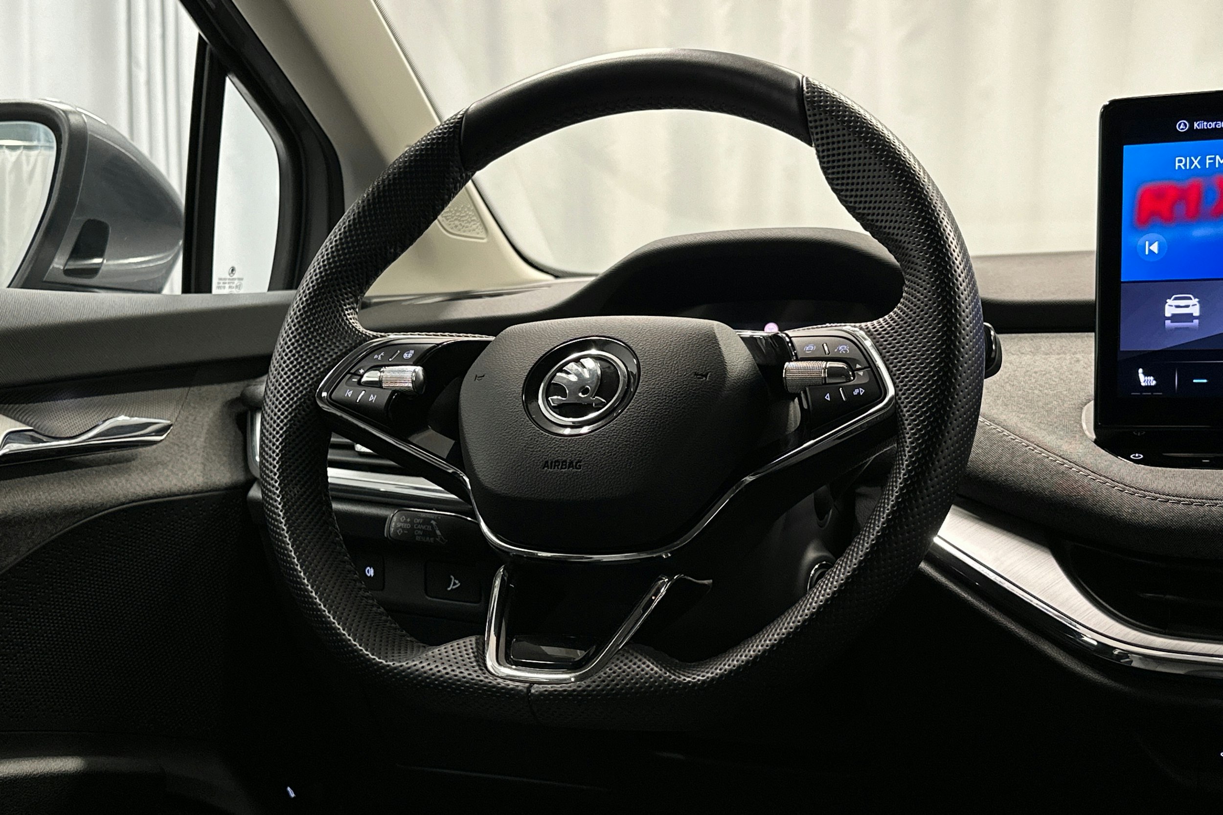 harmaa Skoda Enyaq 2022 kuva 19.