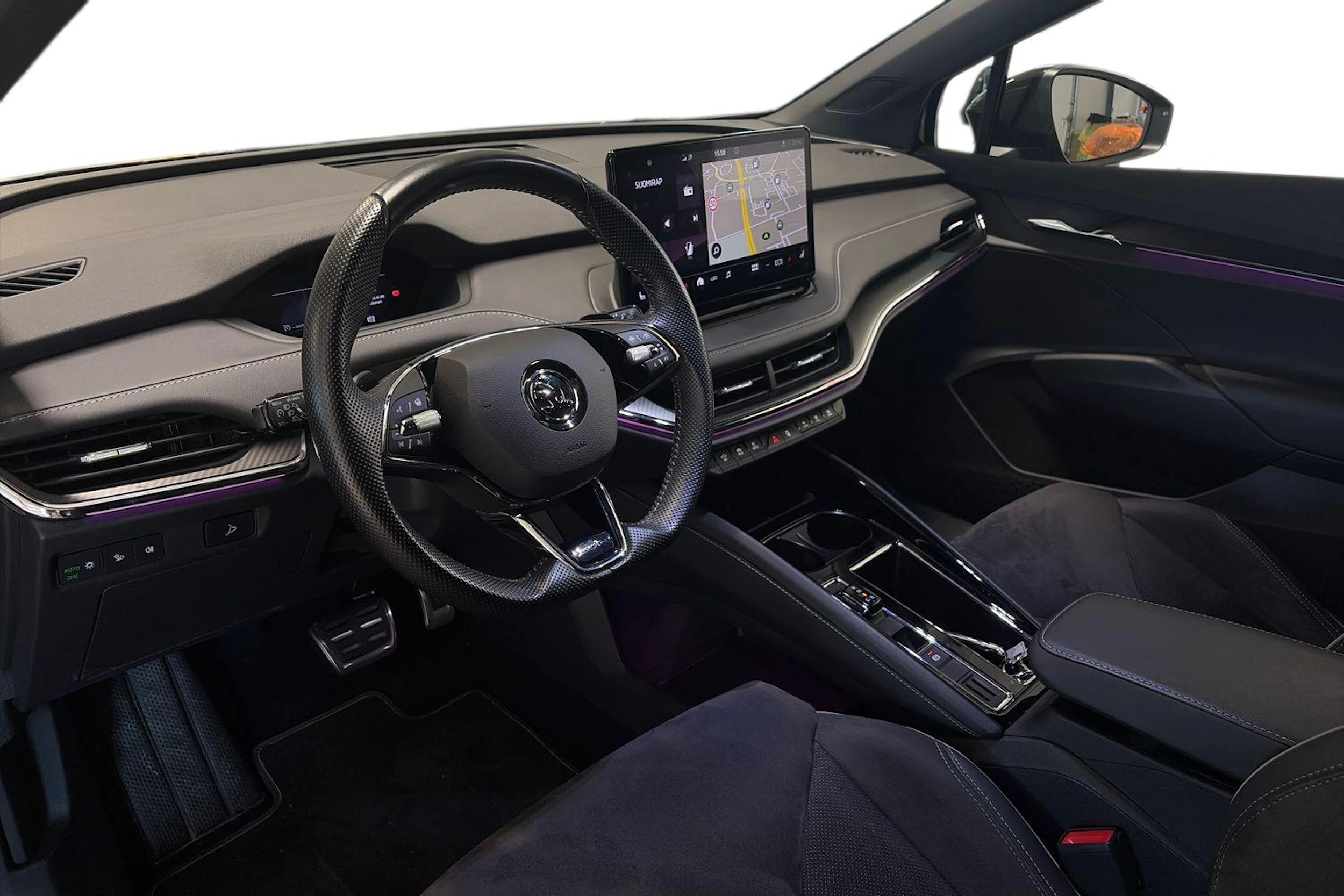musta Skoda Enyaq 2022 kuva 3.
