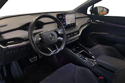 musta Skoda Enyaq 2022 kuva 3.