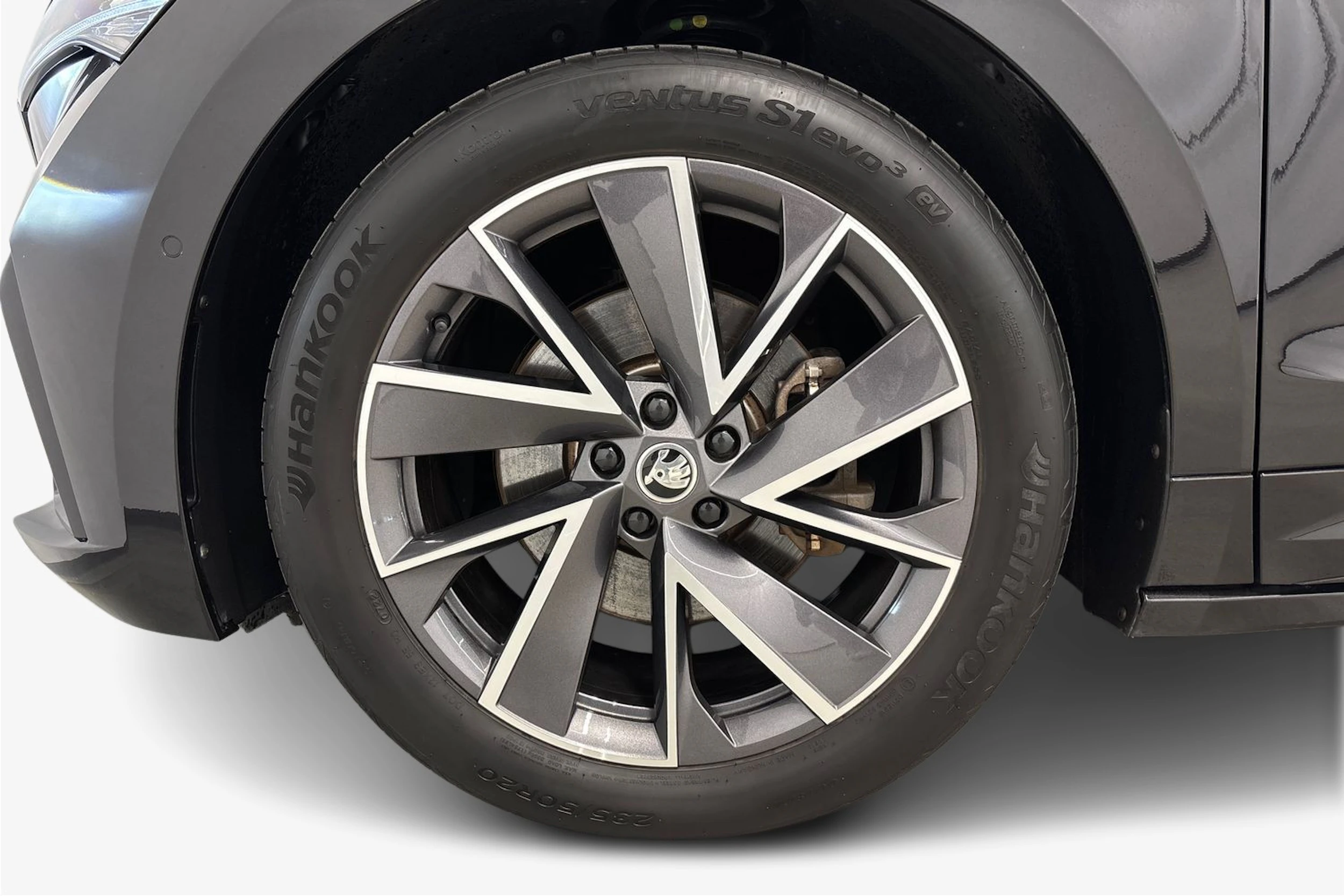 musta Skoda Enyaq 2022 kuva 9.