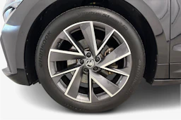 musta Skoda Enyaq 2022 kuva 9.